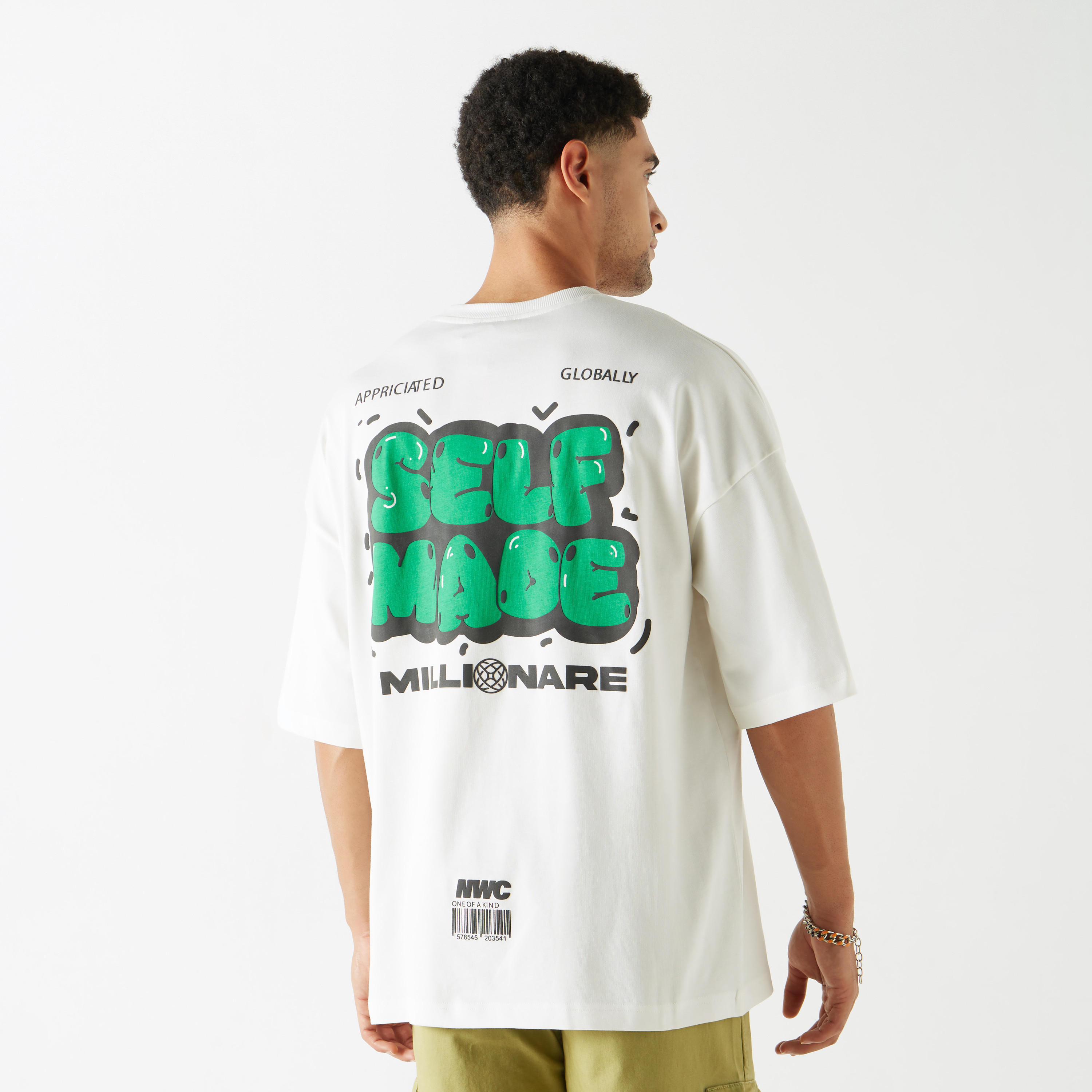 تيشيرت بياقة ضيقة وأكمام قصيرة وطبعات جرافيك-men-clothing-tshirtsandpolos-tshirts-image-8