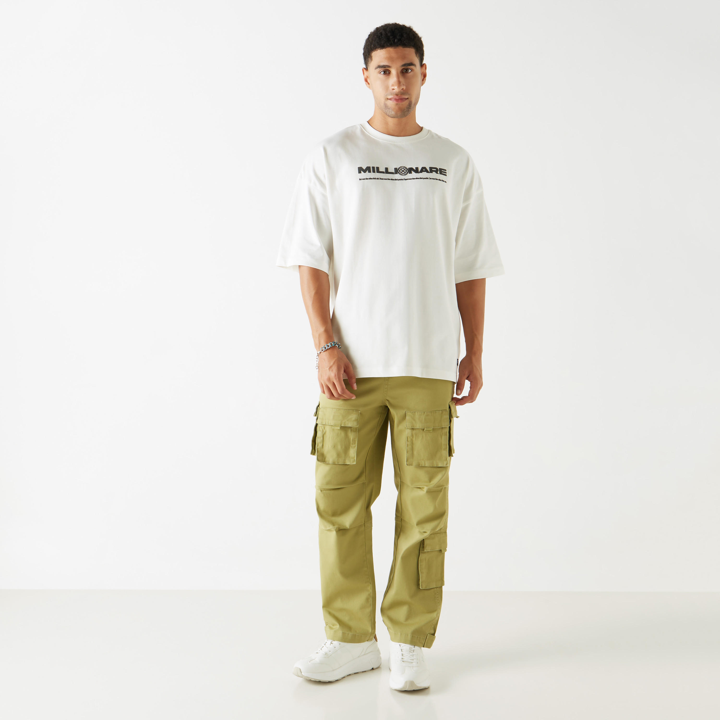 تيشيرت بياقة ضيقة وأكمام قصيرة وطبعات جرافيك-men-clothing-tshirtsandpolos-tshirts-image-7