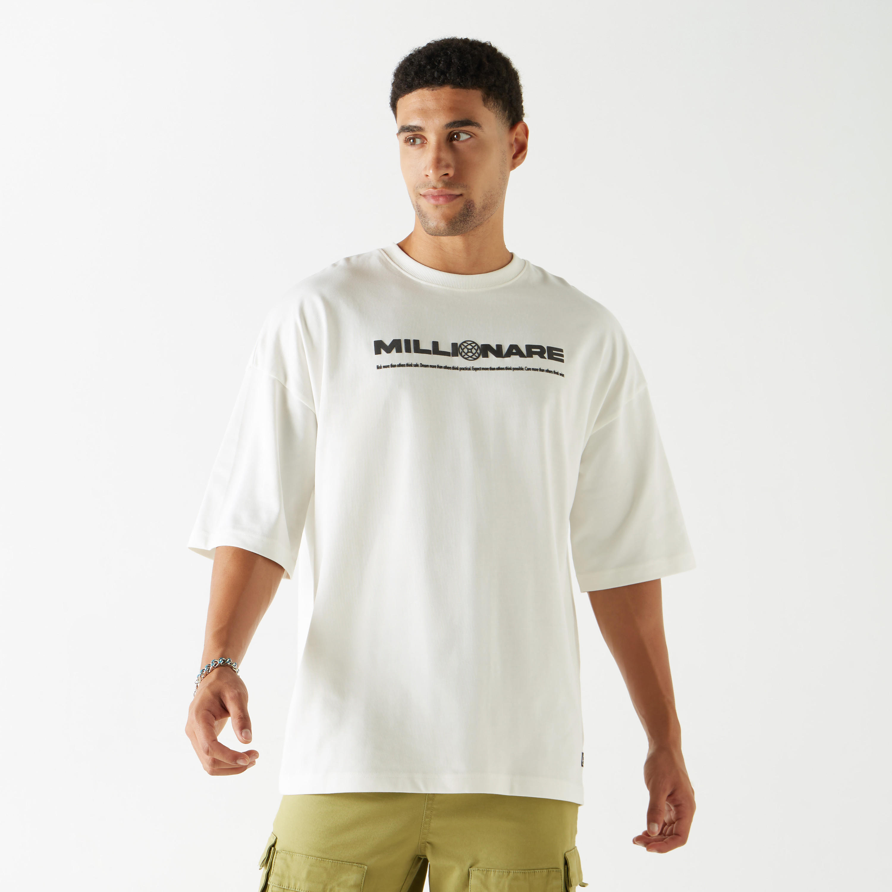 تيشيرت بياقة ضيقة وأكمام قصيرة وطبعات جرافيك-men-clothing-tshirtsandpolos-tshirts-image-6