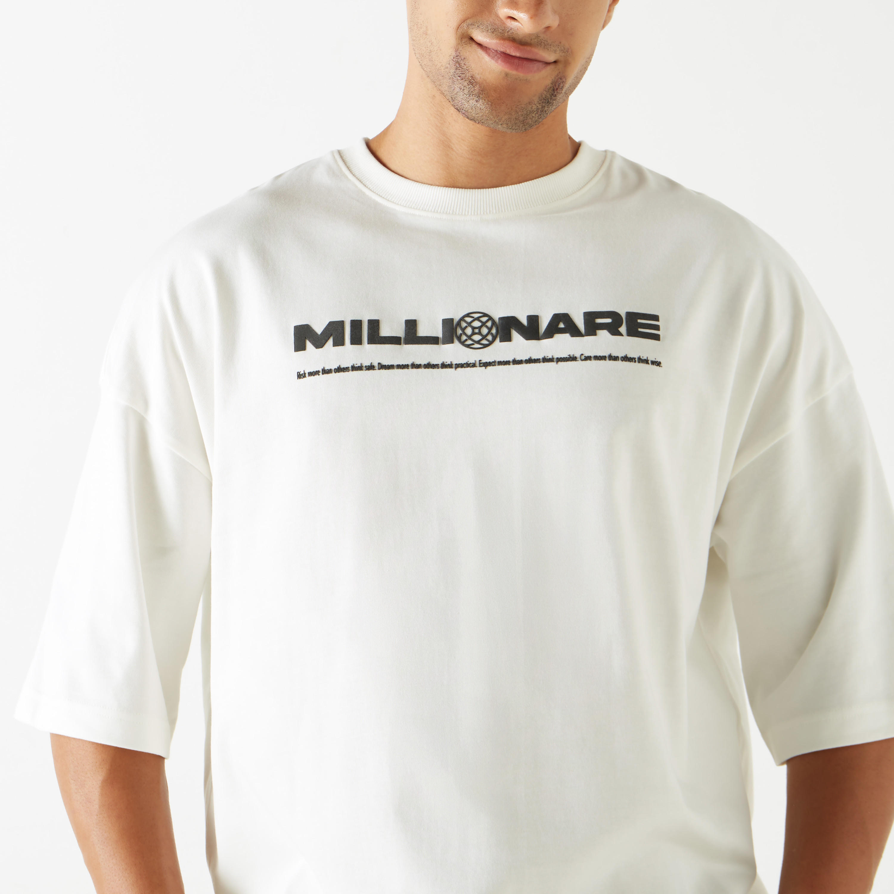 تيشيرت بياقة ضيقة وأكمام قصيرة وطبعات جرافيك-men-clothing-tshirtsandpolos-tshirts-image-9
