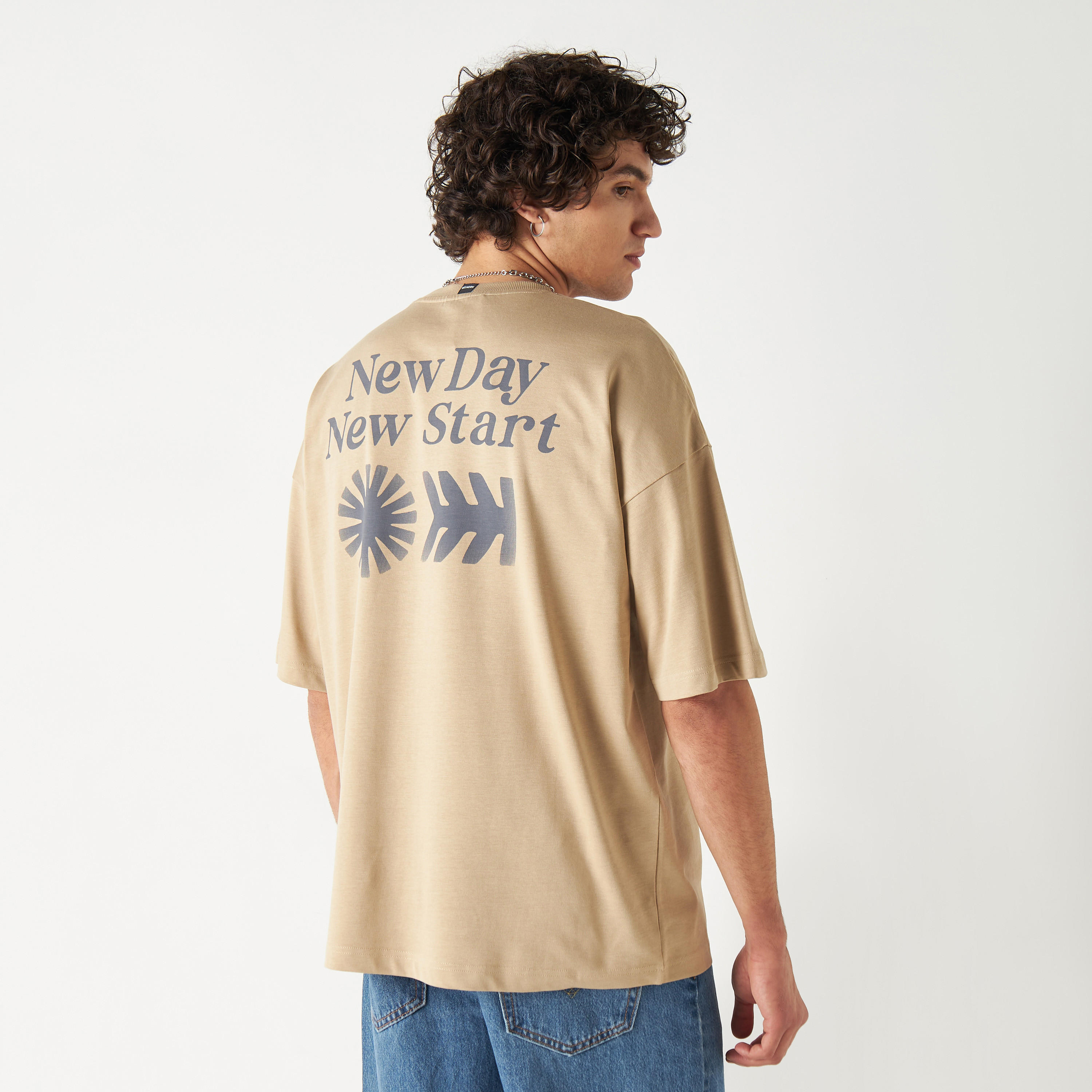 تيشيرت بياقة ضيقة وأكمام قصيرة وطبعات جرافيك-men-clothing-tshirtsandpolos-tshirts-image-12