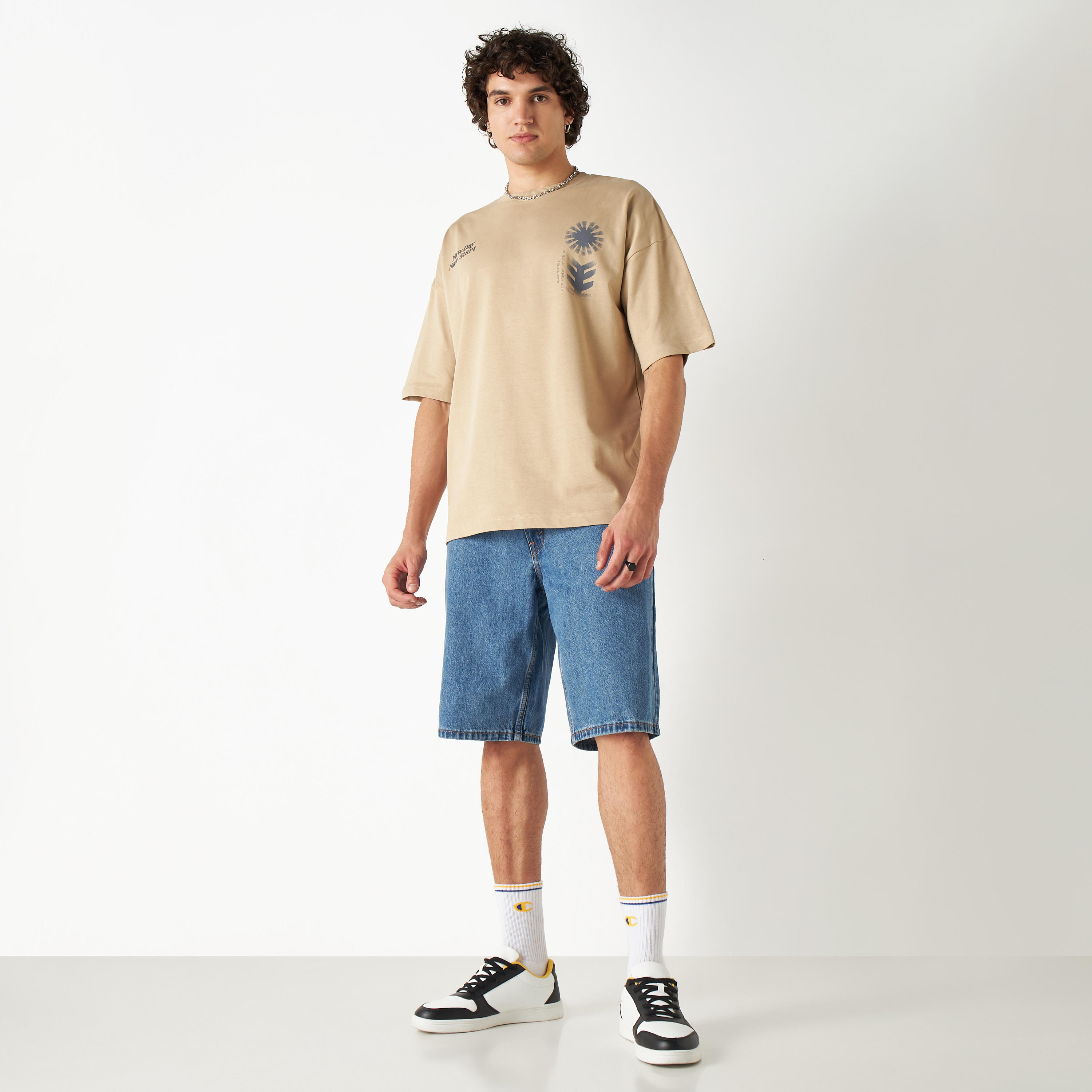 تيشيرت بياقة ضيقة وأكمام قصيرة وطبعات جرافيك-men-clothing-tshirtsandpolos-tshirts-image-11