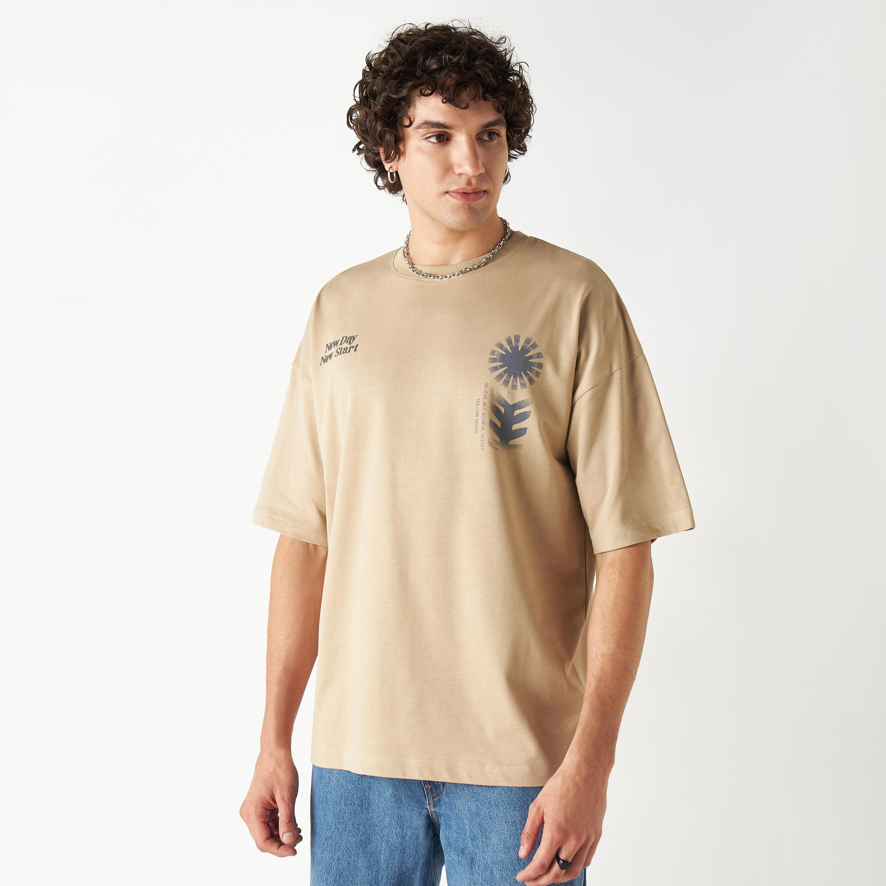 تيشيرت بياقة ضيقة وأكمام قصيرة وطبعات جرافيك-men-clothing-tshirtsandpolos-tshirts-image-10