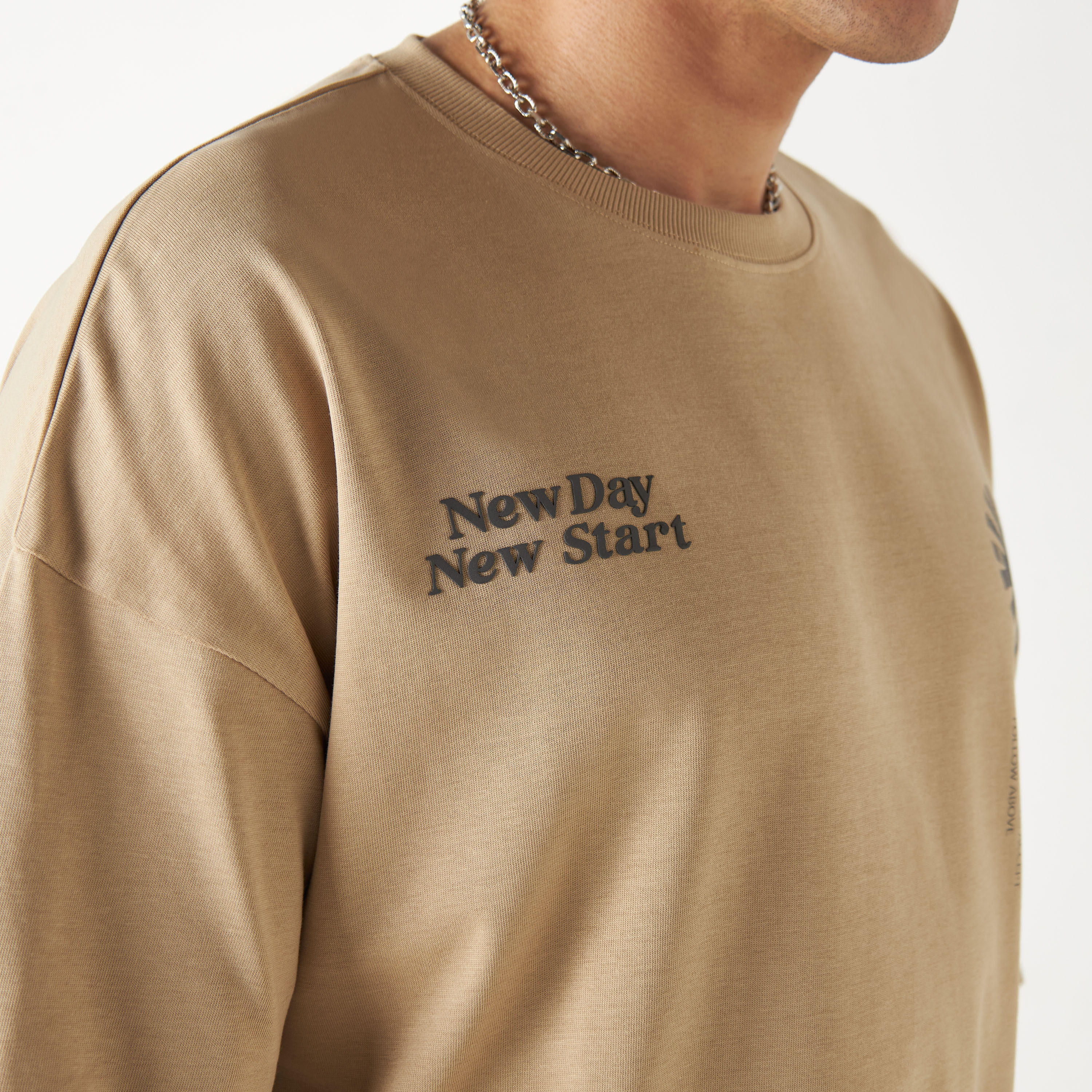 تيشيرت بياقة ضيقة وأكمام قصيرة وطبعات جرافيك-men-clothing-tshirtsandpolos-tshirts-image-13