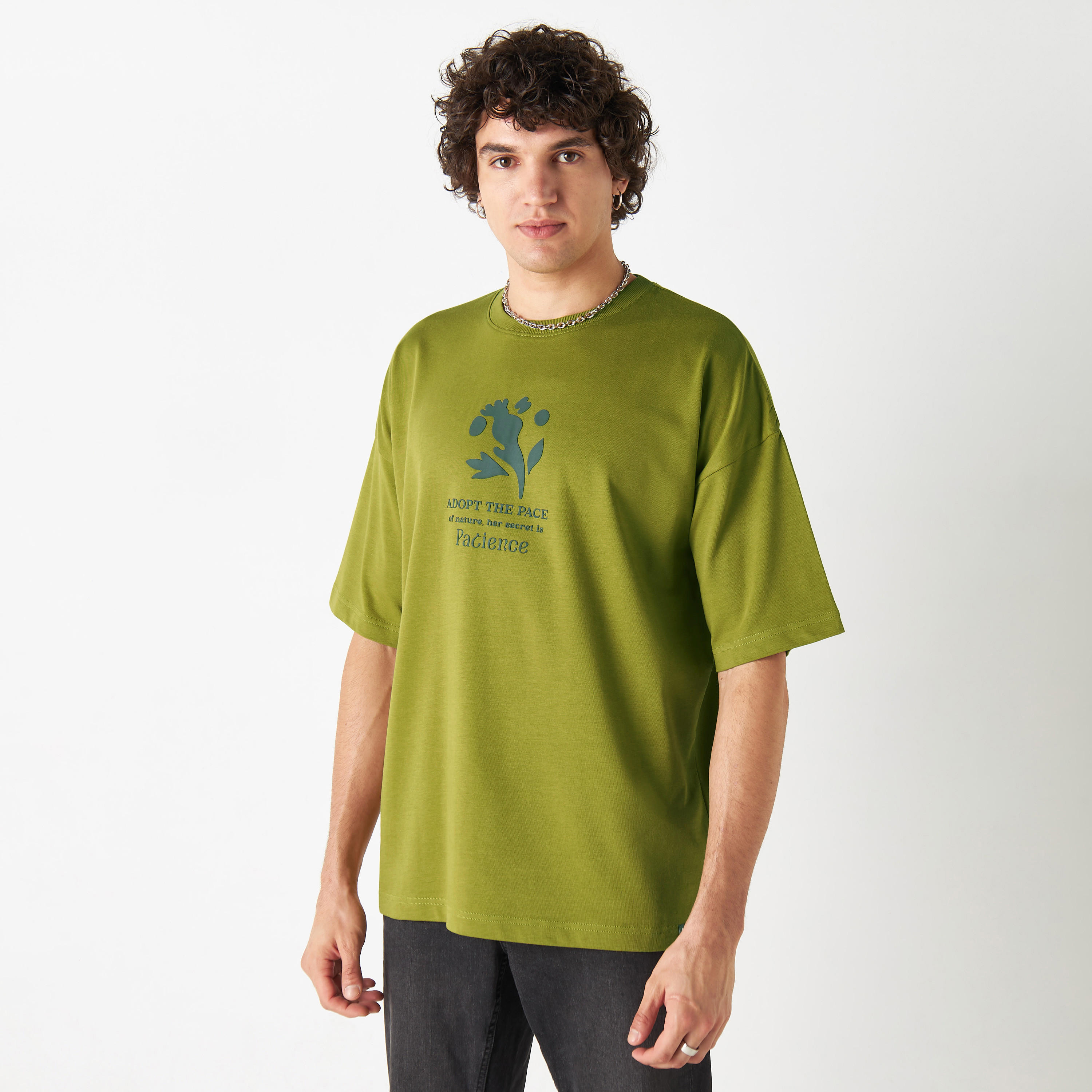 تيشيرت بياقة ضيقة وأكمام قصيرة وطبعات جرافيك-men-clothing-tshirtsandpolos-tshirts-image-14