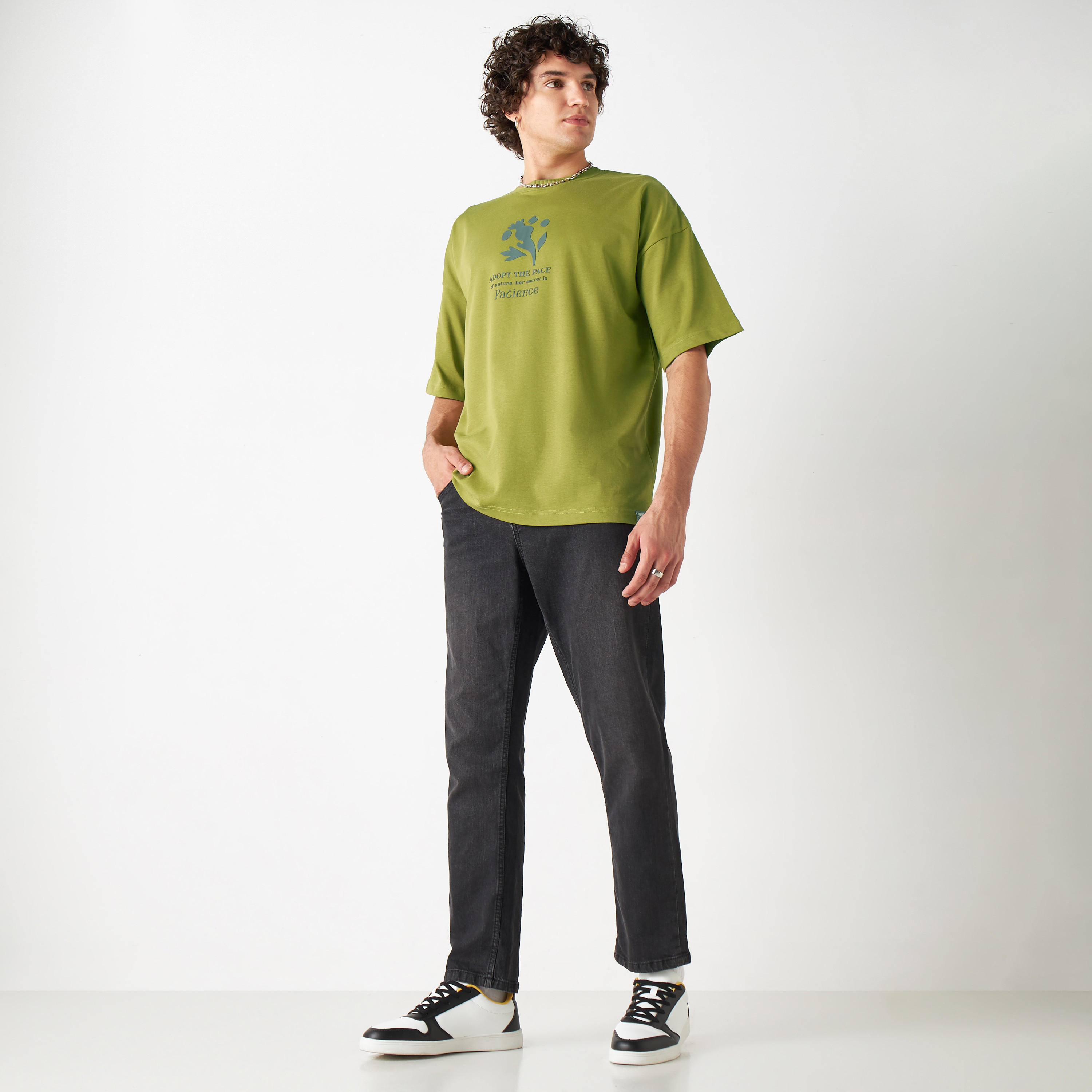 تيشيرت بياقة ضيقة وأكمام قصيرة وطبعات جرافيك-men-clothing-tshirtsandpolos-tshirts-image-15