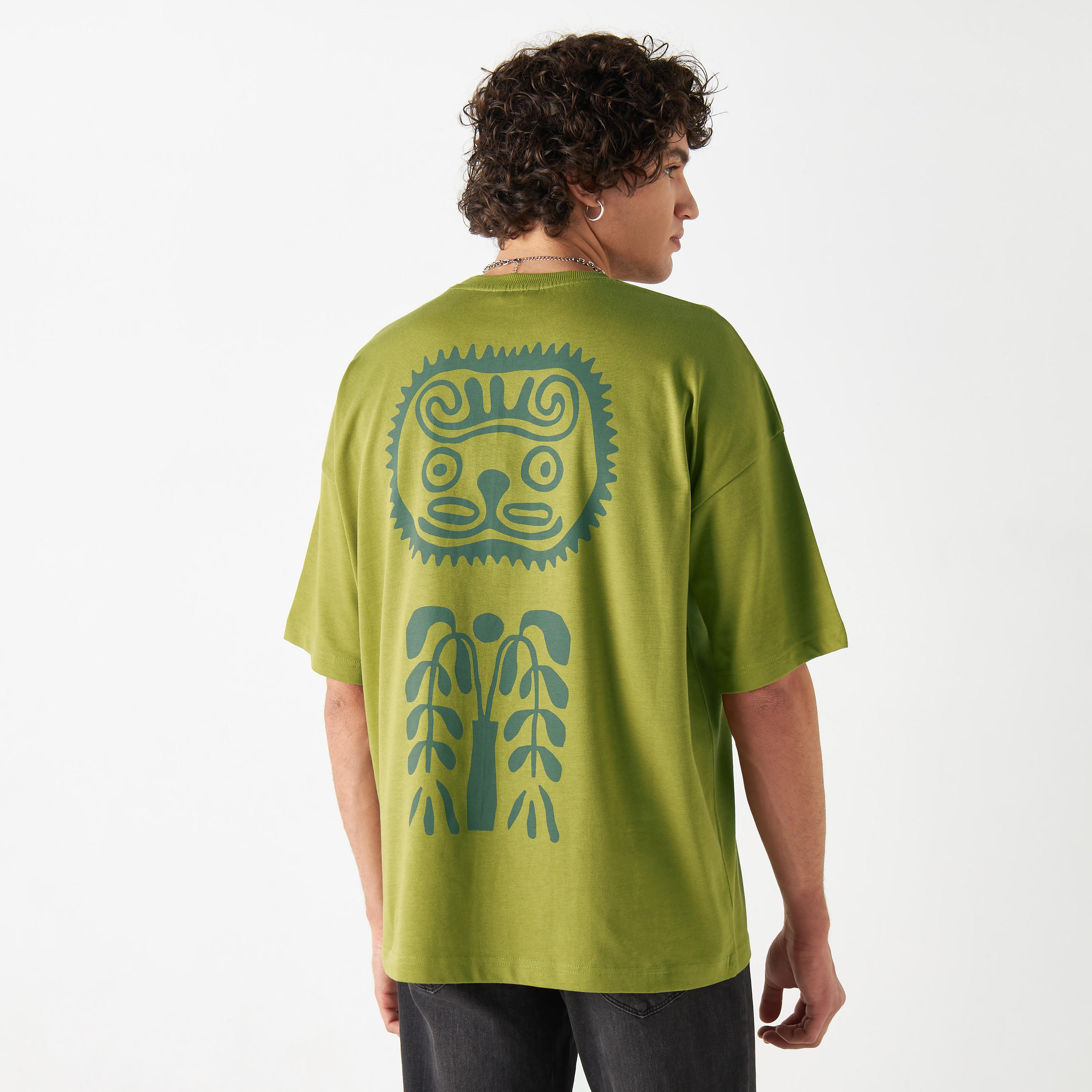 تيشيرت بياقة ضيقة وأكمام قصيرة وطبعات جرافيك-men-clothing-tshirtsandpolos-tshirts-image-16