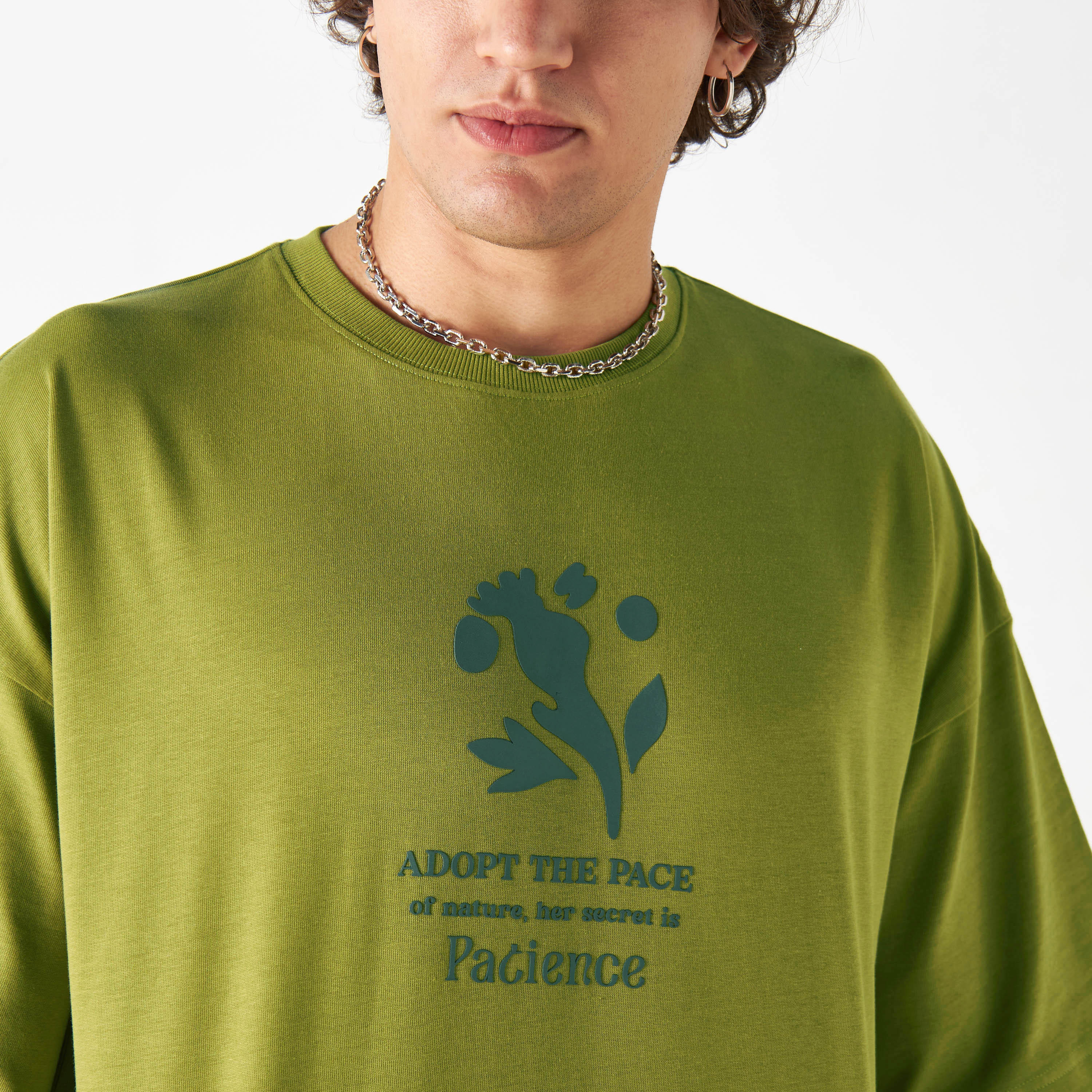 تيشيرت بياقة ضيقة وأكمام قصيرة وطبعات جرافيك-men-clothing-tshirtsandpolos-tshirts-image-17