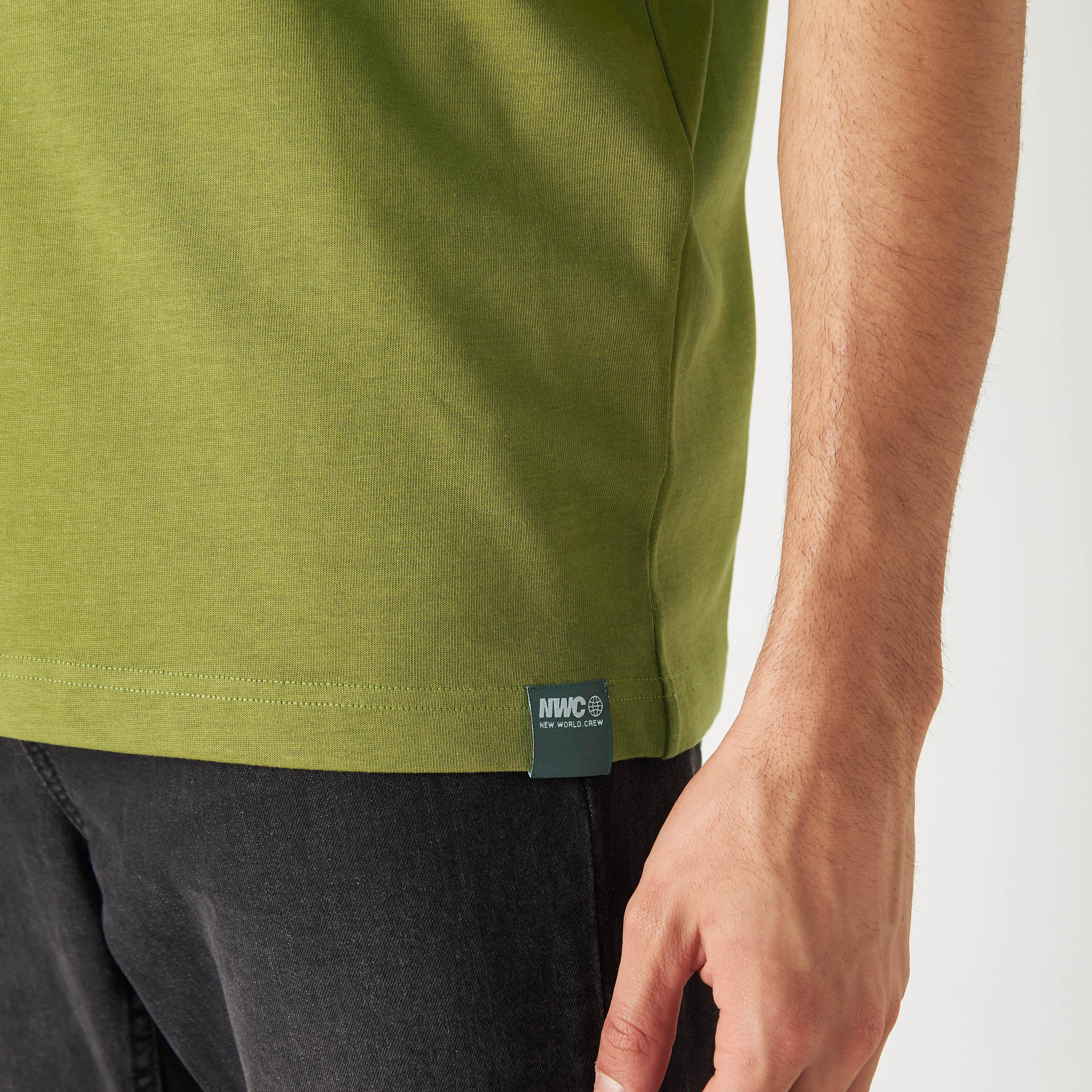 تيشيرت بياقة ضيقة وأكمام قصيرة وطبعات جرافيك-men-clothing-tshirtsandpolos-tshirts-image-18