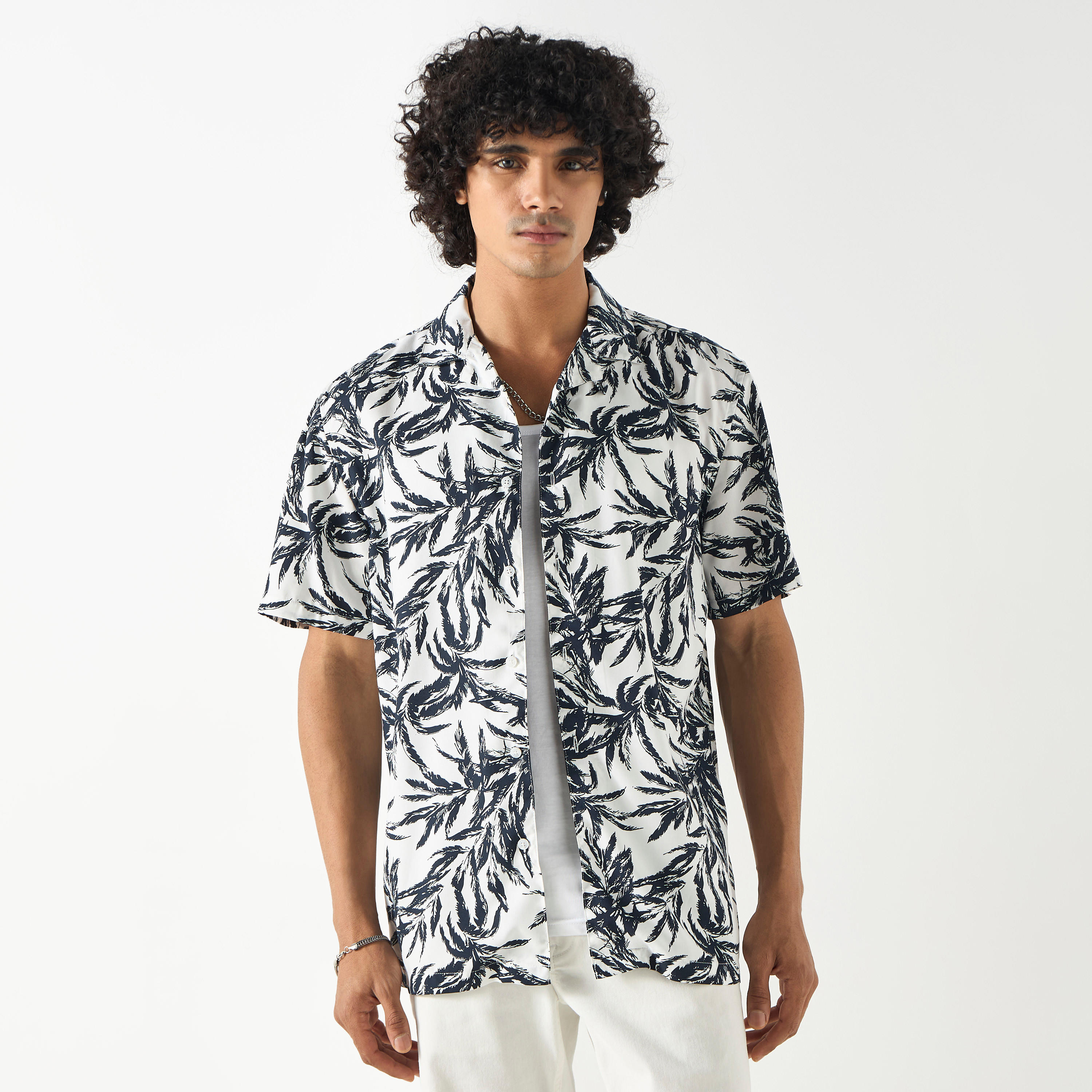 قميص بياقة كامب وأكمام قصيرة وطبعات-men-clothing-shirts-image-4