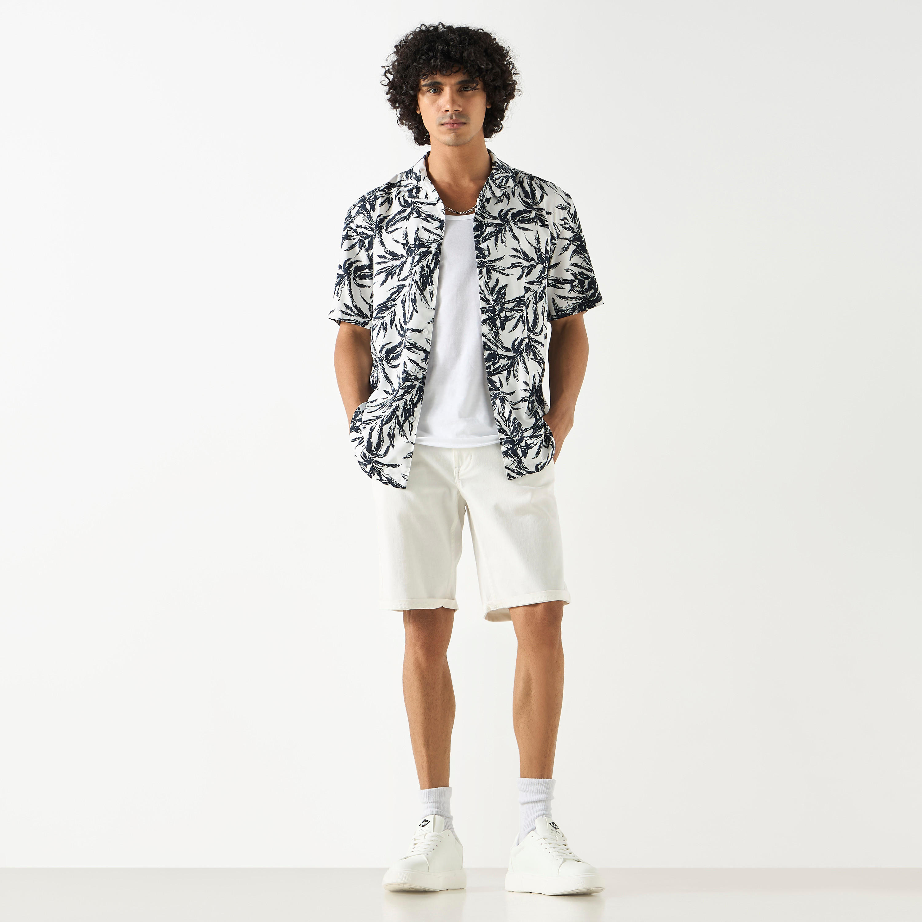 قميص بياقة كامب وأكمام قصيرة وطبعات-men-clothing-shirts-image-3