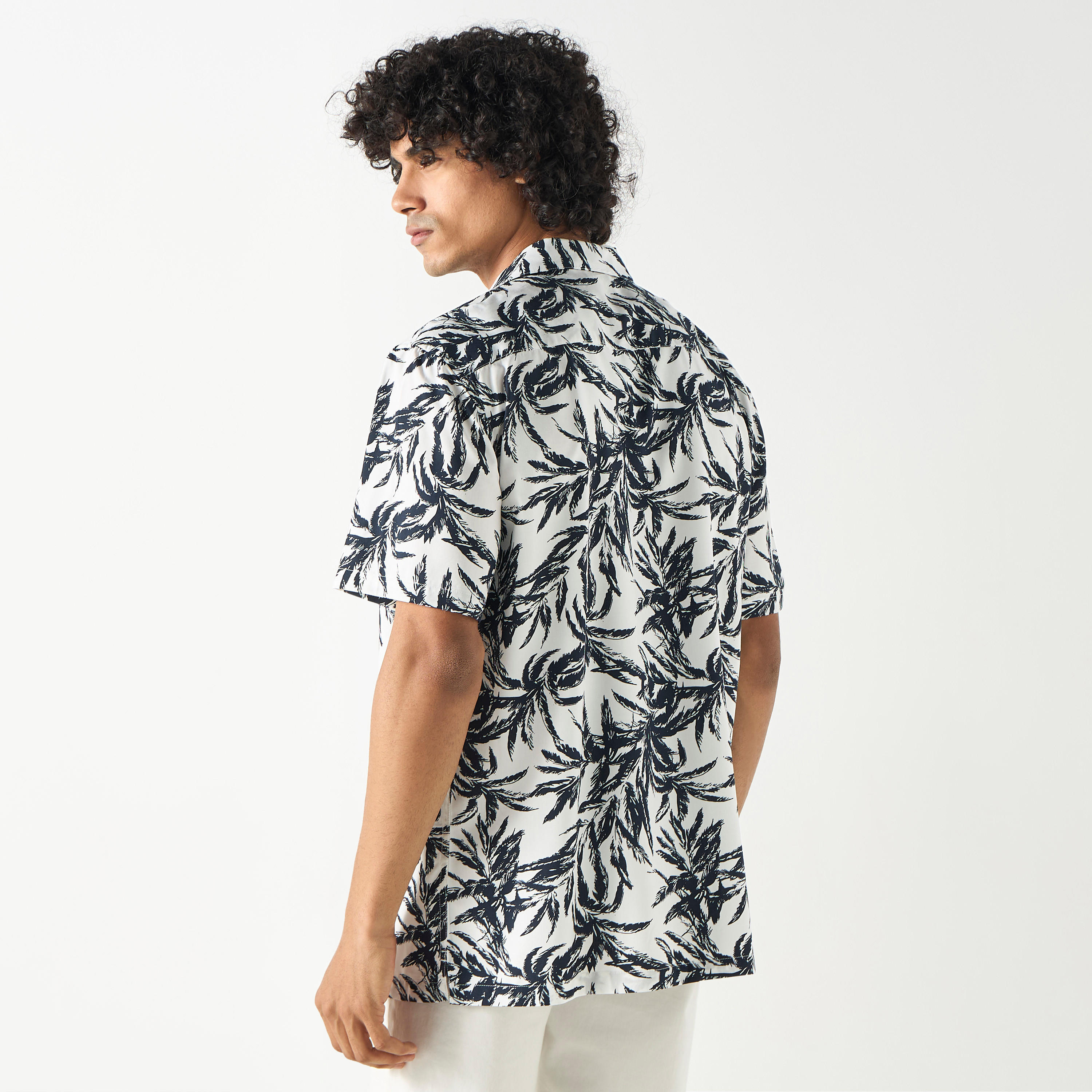 قميص بياقة كامب وأكمام قصيرة وطبعات-men-clothing-shirts-image-2