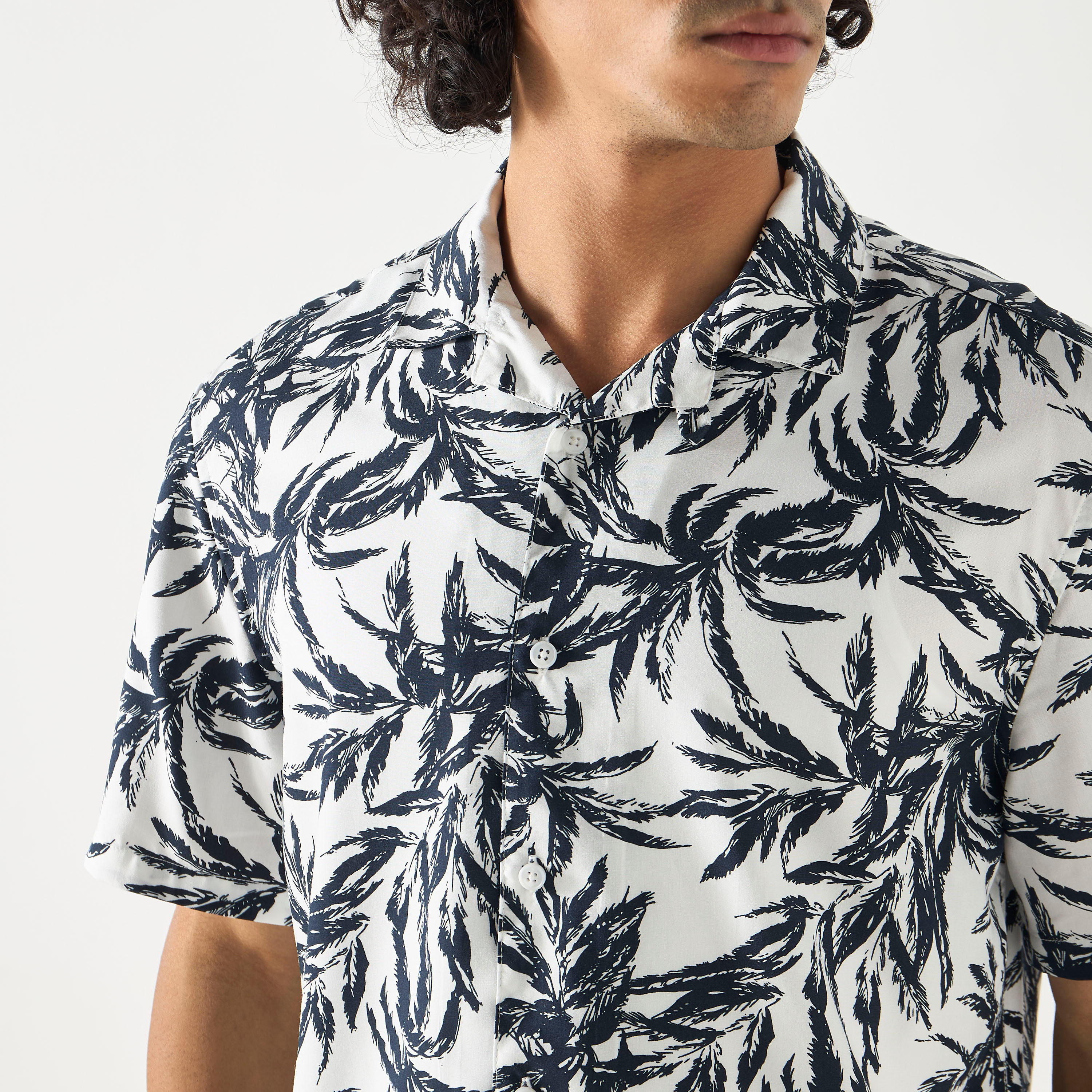 قميص بياقة كامب وأكمام قصيرة وطبعات-men-clothing-shirts-image-1