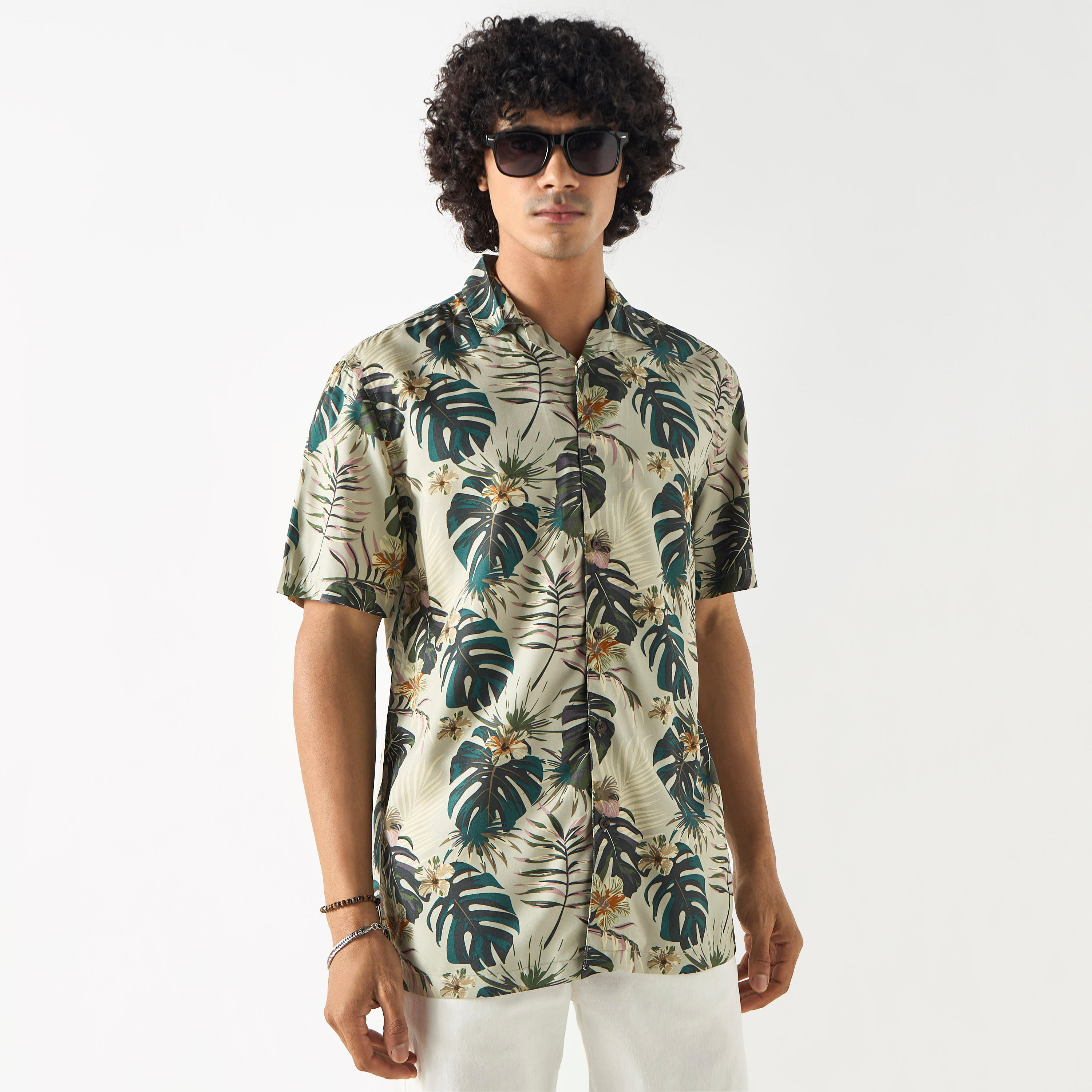 قميص بياقة كامب وأكمام قصيرة وطبعات أزهار-men-clothing-shirts-image-1
