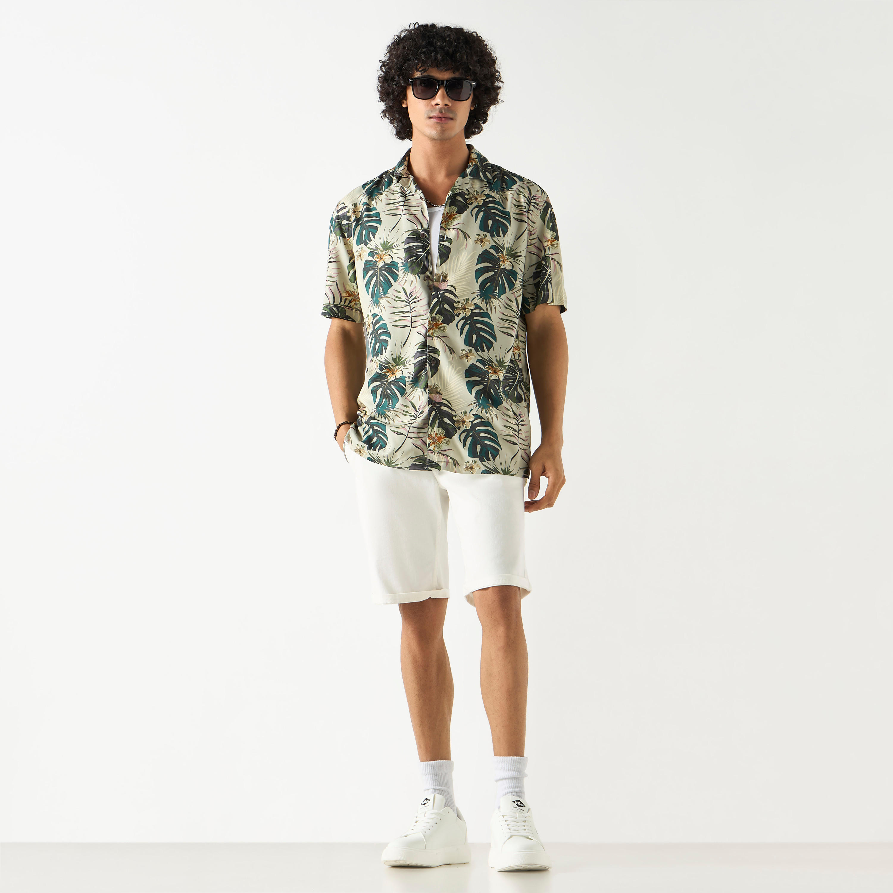 قميص بياقة كامب وأكمام قصيرة وطبعات أزهار-men-clothing-shirts-image-2