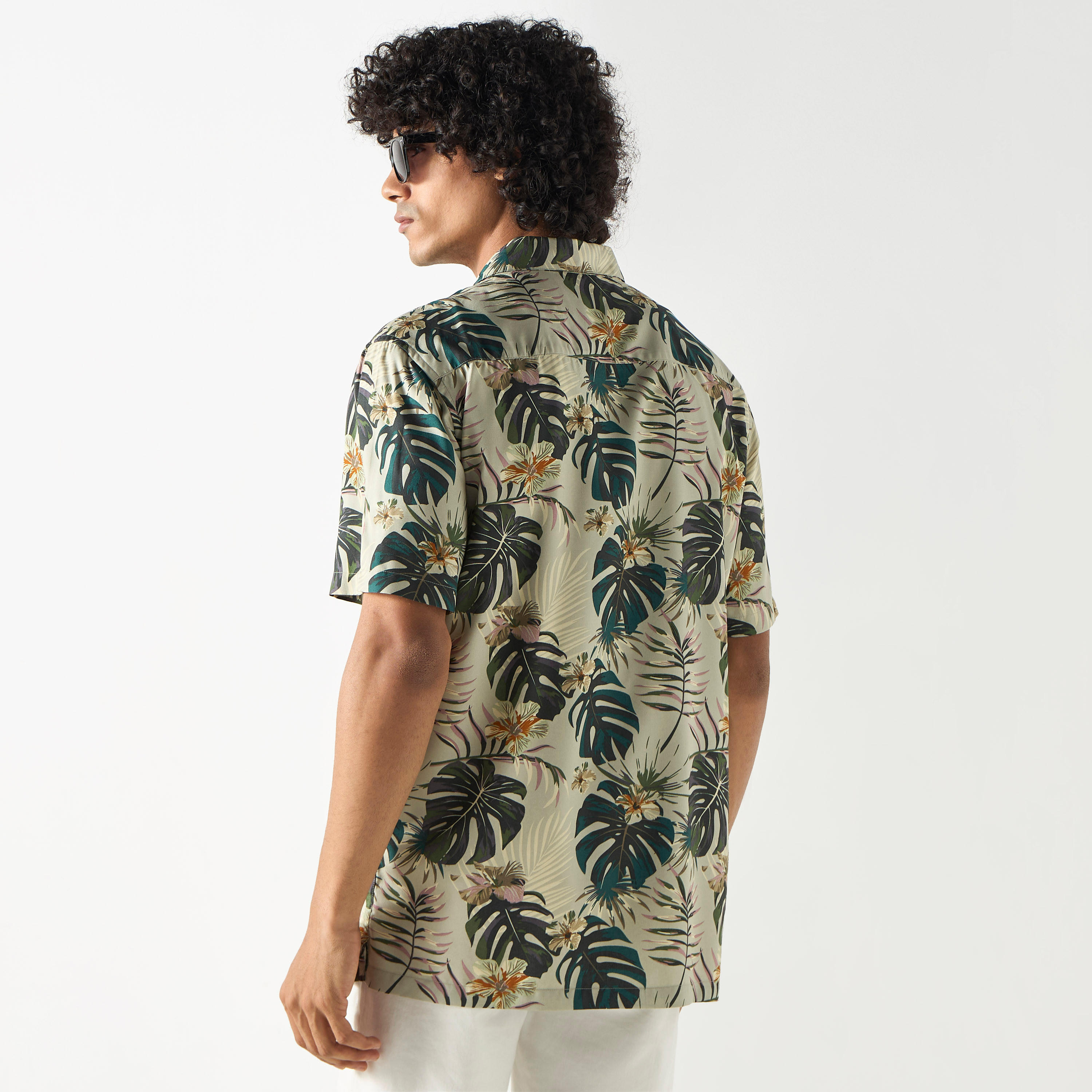 قميص بياقة كامب وأكمام قصيرة وطبعات أزهار-men-clothing-shirts-image-3