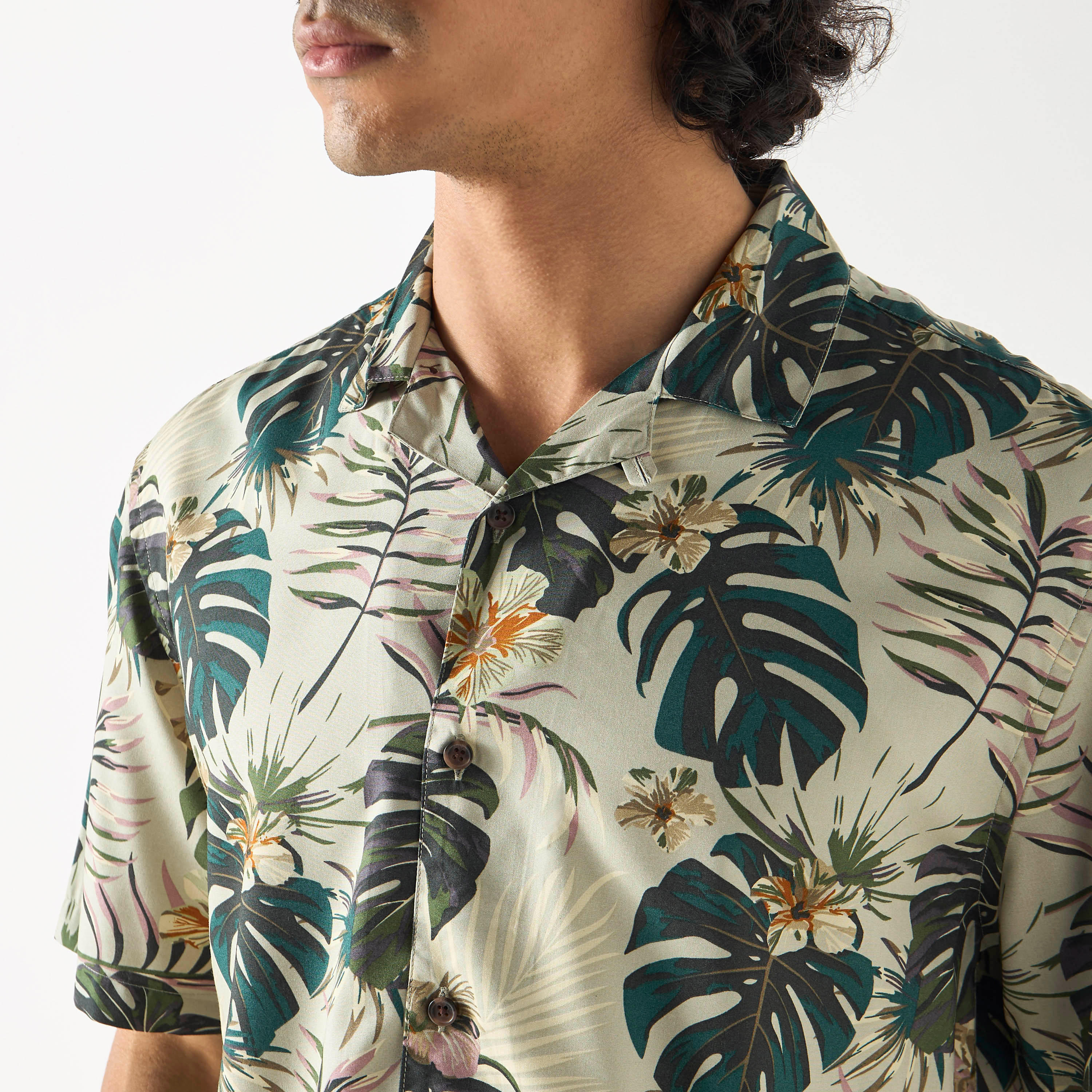 قميص بياقة كامب وأكمام قصيرة وطبعات أزهار-men-clothing-shirts-image-4