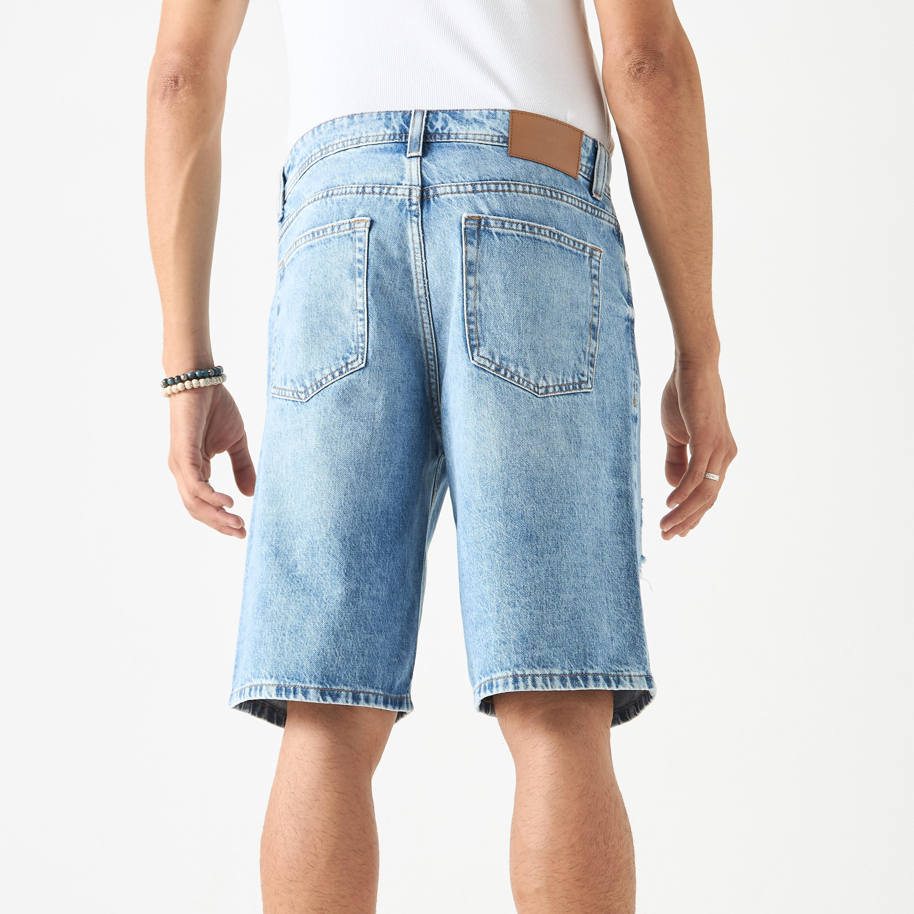 شورت دنيم بتفاصيل ممزقة وجيوب-men-clothing-bottoms-shorts-image-3