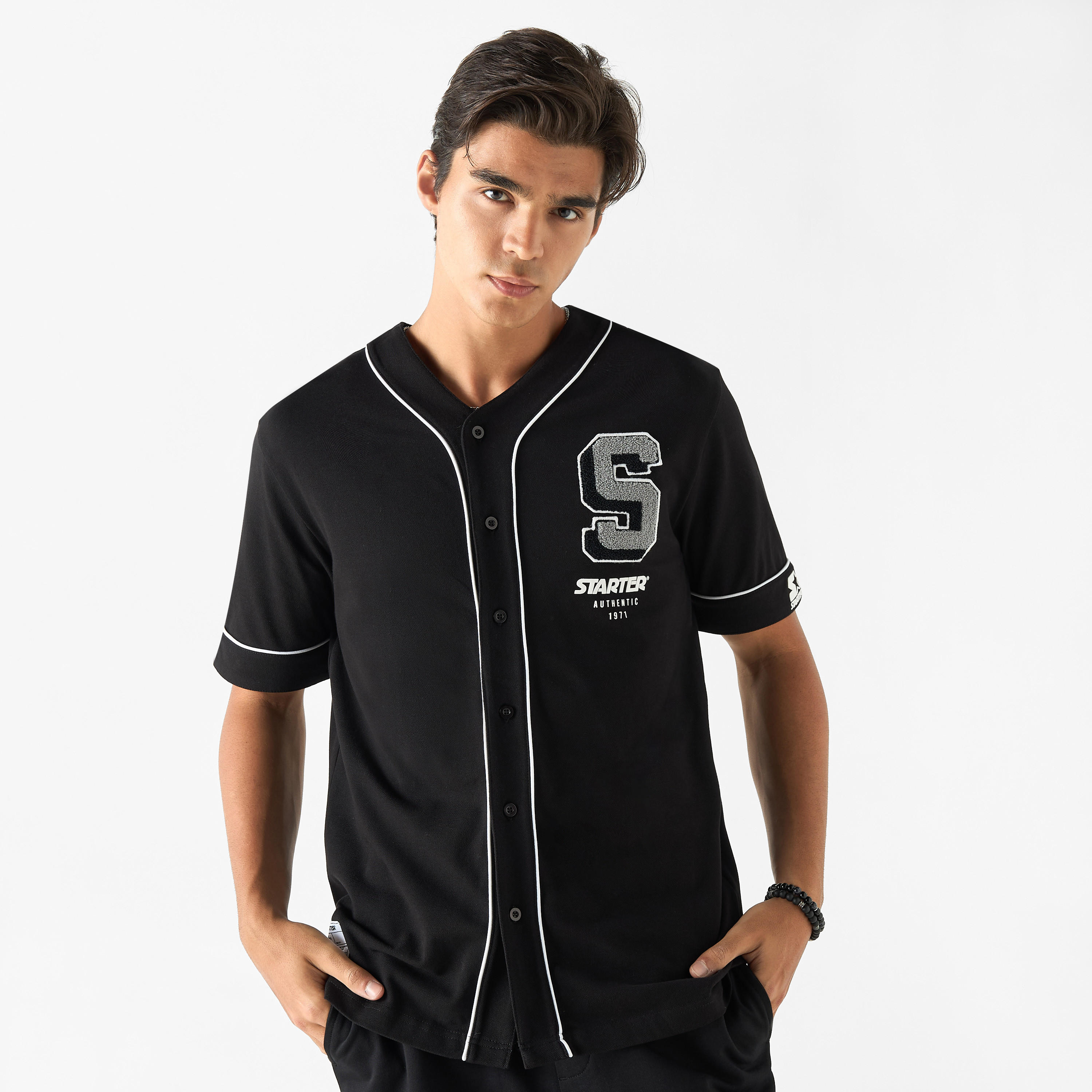 قميص بقصة مريحة وياقة V وأكمام قصيرة وطبعات تايبوجرافيك من ستارتر-men-clothing-shirts-image-1