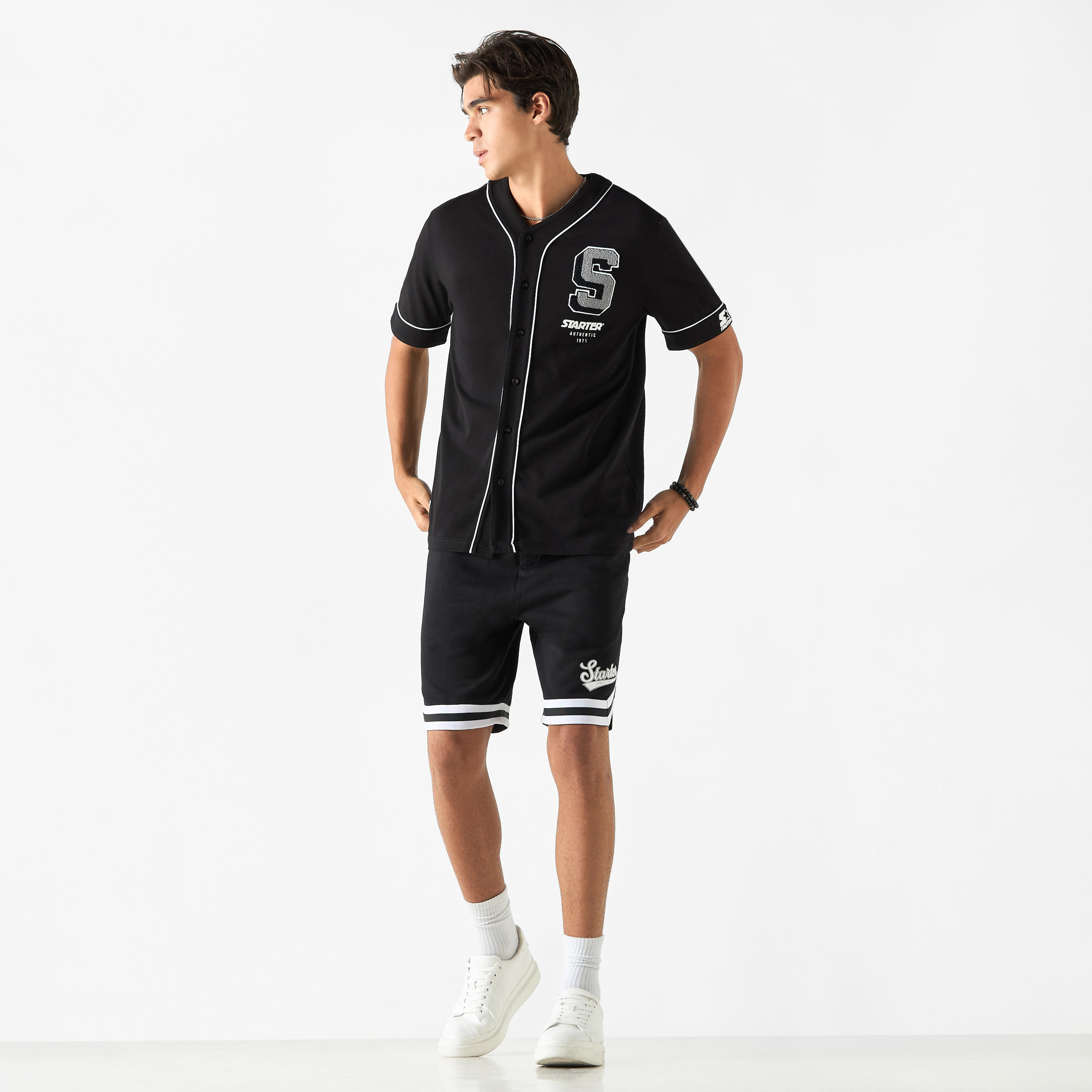 قميص بقصة مريحة وياقة V وأكمام قصيرة وطبعات تايبوجرافيك من ستارتر-men-clothing-shirts-image-2