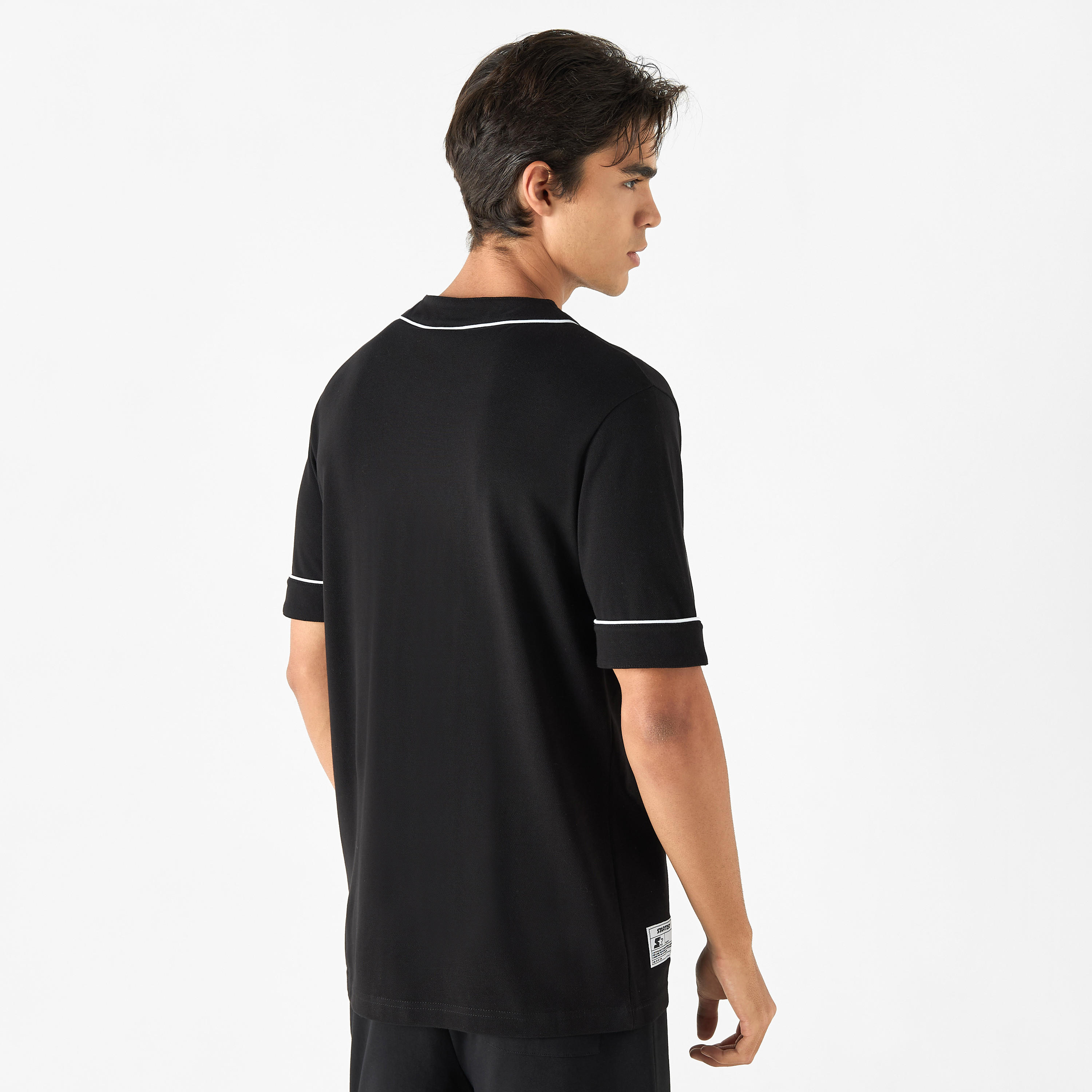 قميص بقصة مريحة وياقة V وأكمام قصيرة وطبعات تايبوجرافيك من ستارتر-men-clothing-shirts-image-3