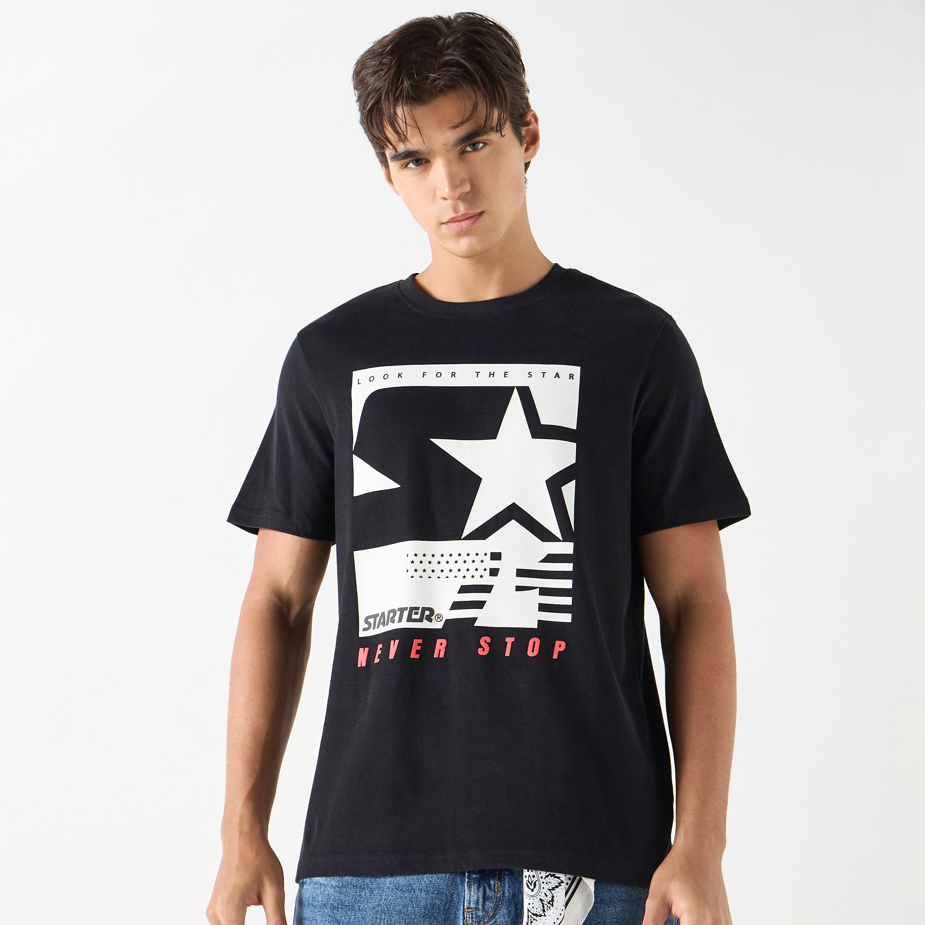 تيشيرت بياقة ضيقة وأكمام قصيرة وطبعات جرافيك من ستارتر-men-clothing-tshirtsandpolos-tshirts-image-1