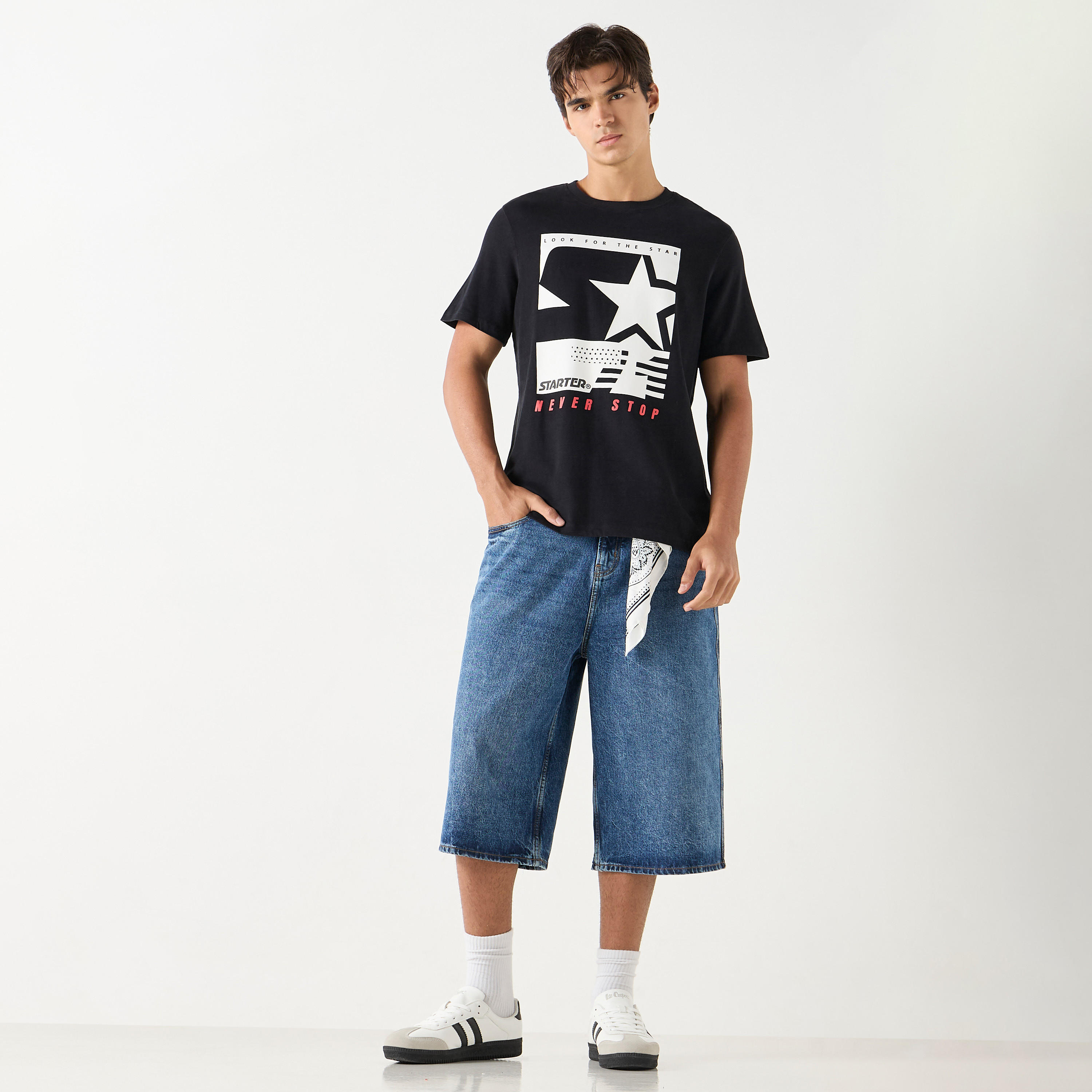 تيشيرت بياقة ضيقة وأكمام قصيرة وطبعات جرافيك من ستارتر-men-clothing-tshirtsandpolos-tshirts-image-2