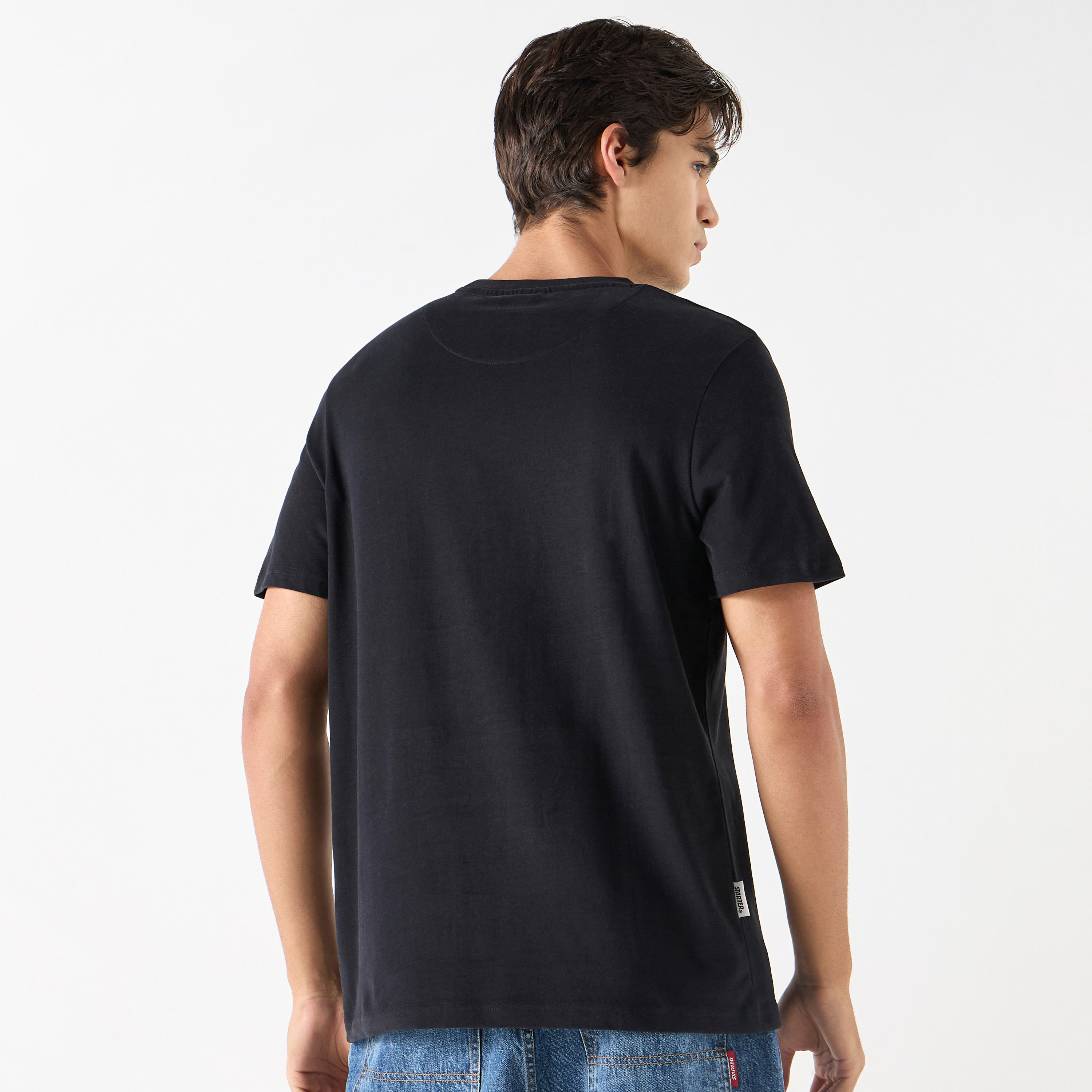 تيشيرت بياقة ضيقة وأكمام قصيرة وطبعات جرافيك من ستارتر-men-clothing-tshirtsandpolos-tshirts-image-3