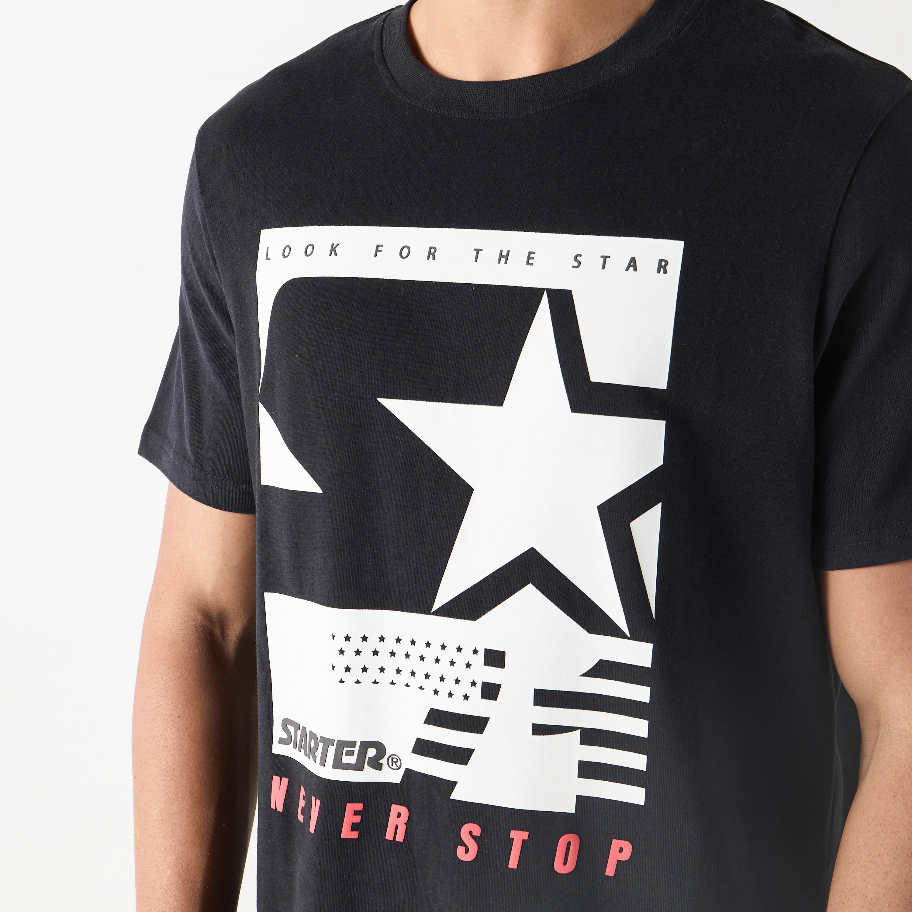 تيشيرت بياقة ضيقة وأكمام قصيرة وطبعات جرافيك من ستارتر-men-clothing-tshirtsandpolos-tshirts-image-4