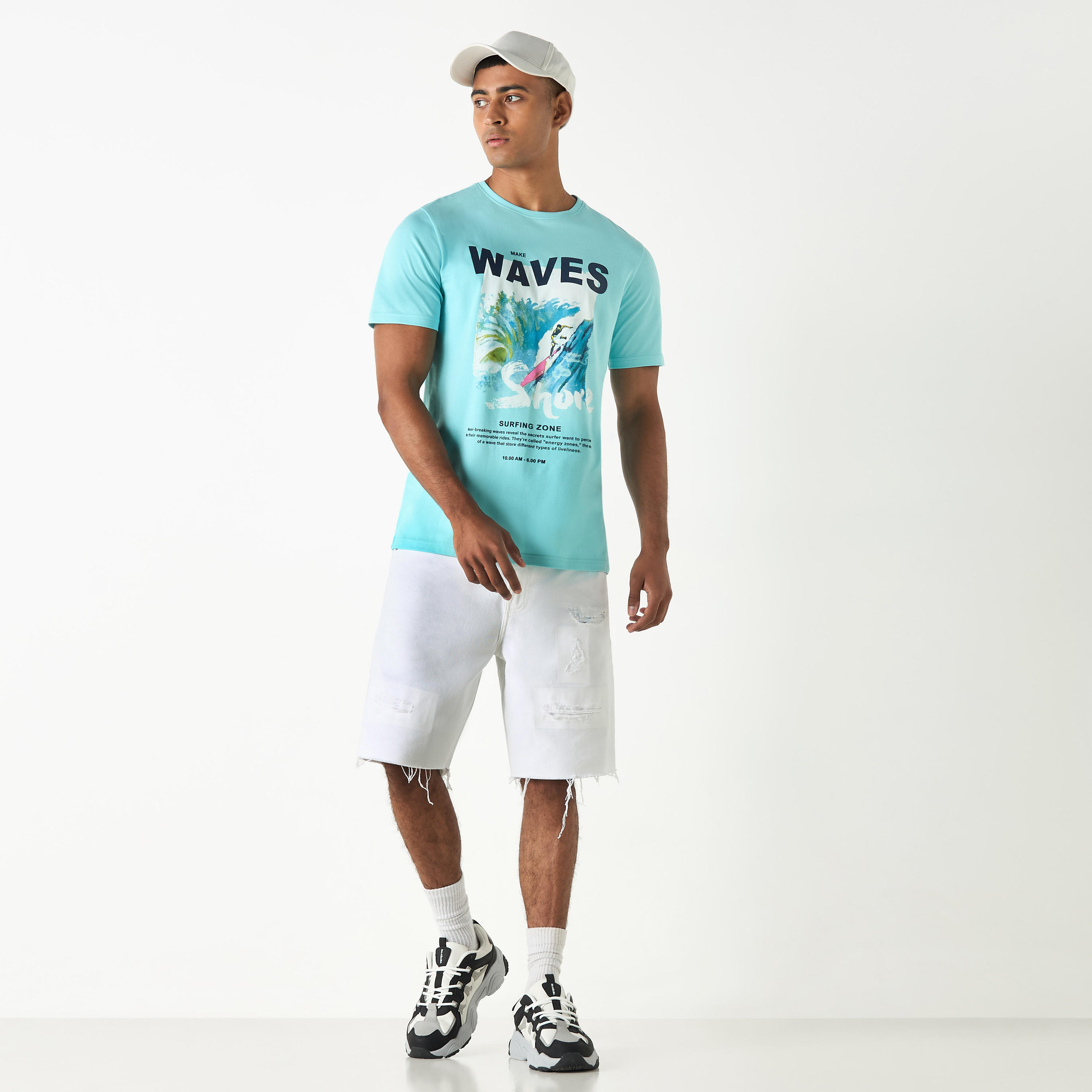 تيشيرت بياقة ضيقة وأكمام قصيرة وطبعات جرافيك-men-clothing-tshirtsandpolos-tshirts-image-2