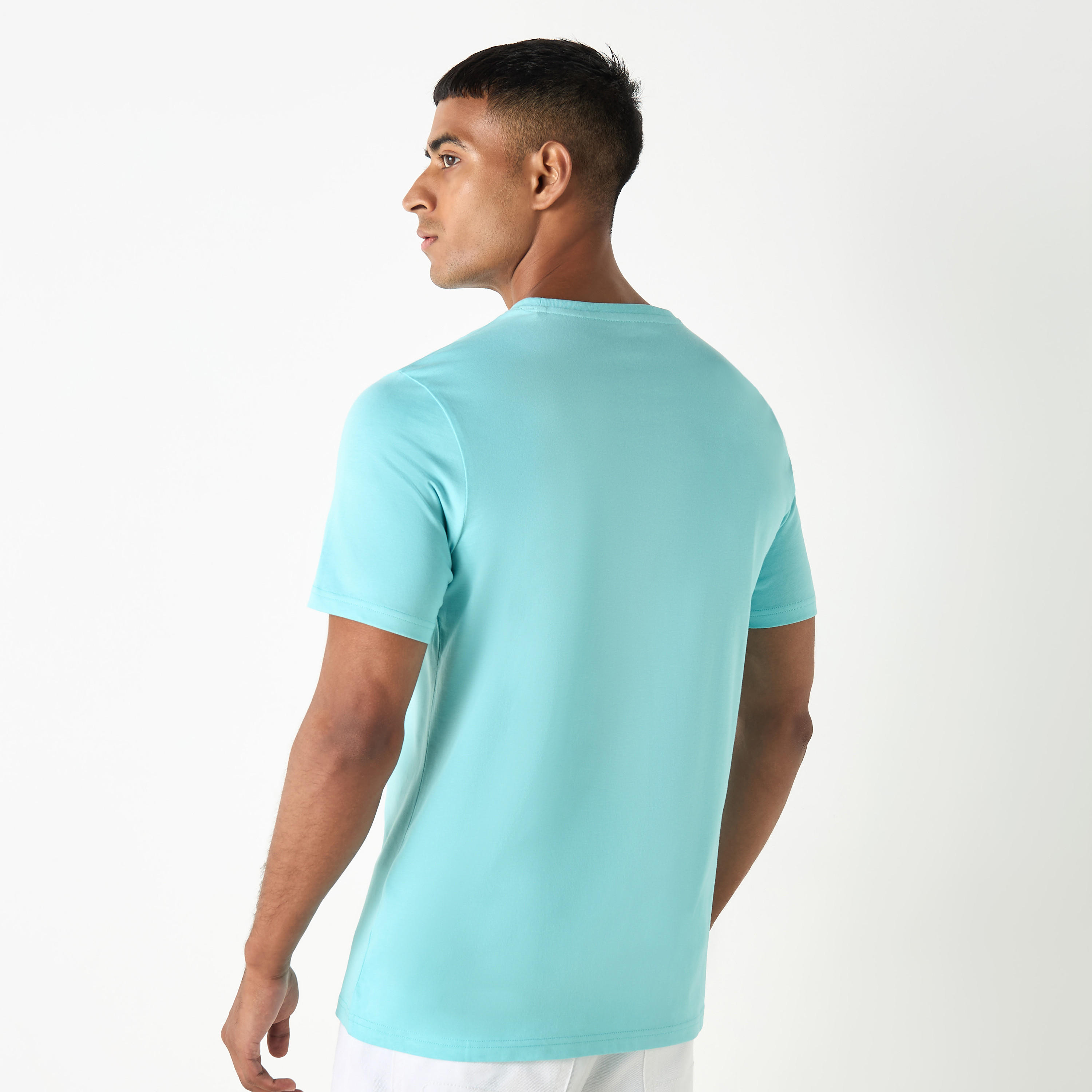 تيشيرت بياقة ضيقة وأكمام قصيرة وطبعات جرافيك-men-clothing-tshirtsandpolos-tshirts-image-3