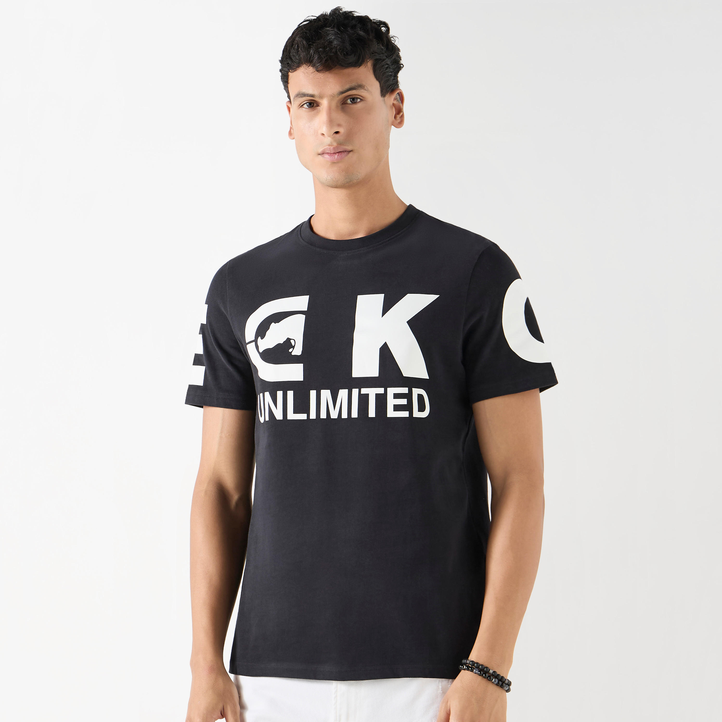 تيشيرت بأكمام قصيرة وياقة ضيقة وطبعات شعار من إيكو أنليمتد-men-clothing-tshirtsandpolos-tshirts-image-1