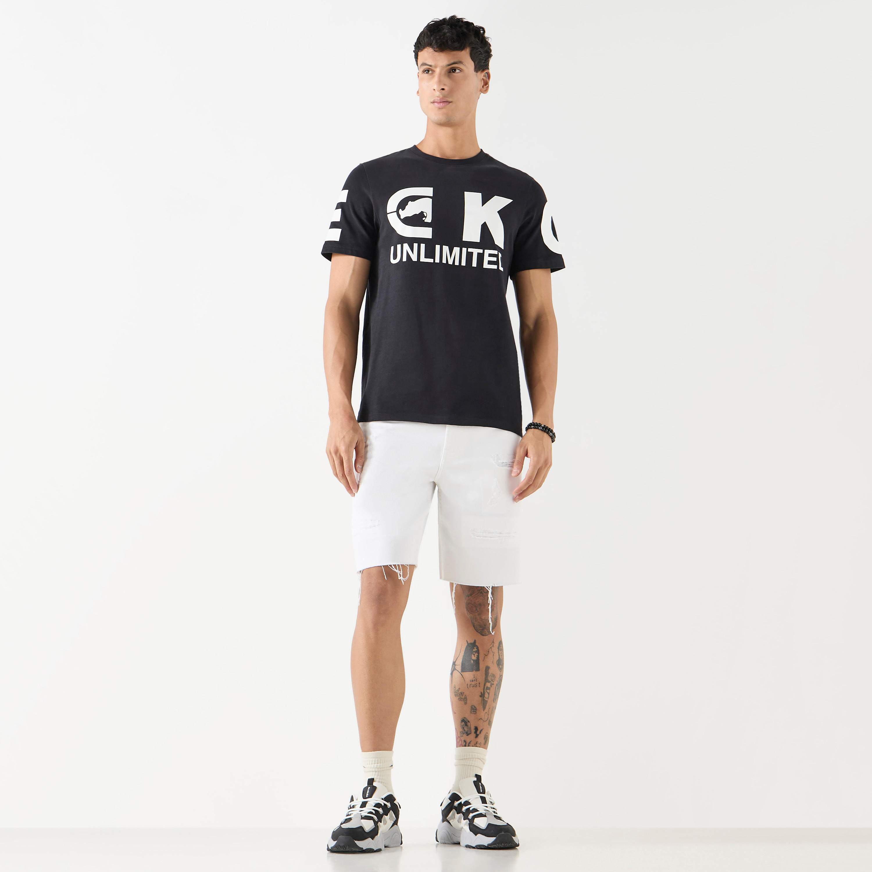 تيشيرت بأكمام قصيرة وياقة ضيقة وطبعات شعار من إيكو أنليمتد-men-clothing-tshirtsandpolos-tshirts-image-2