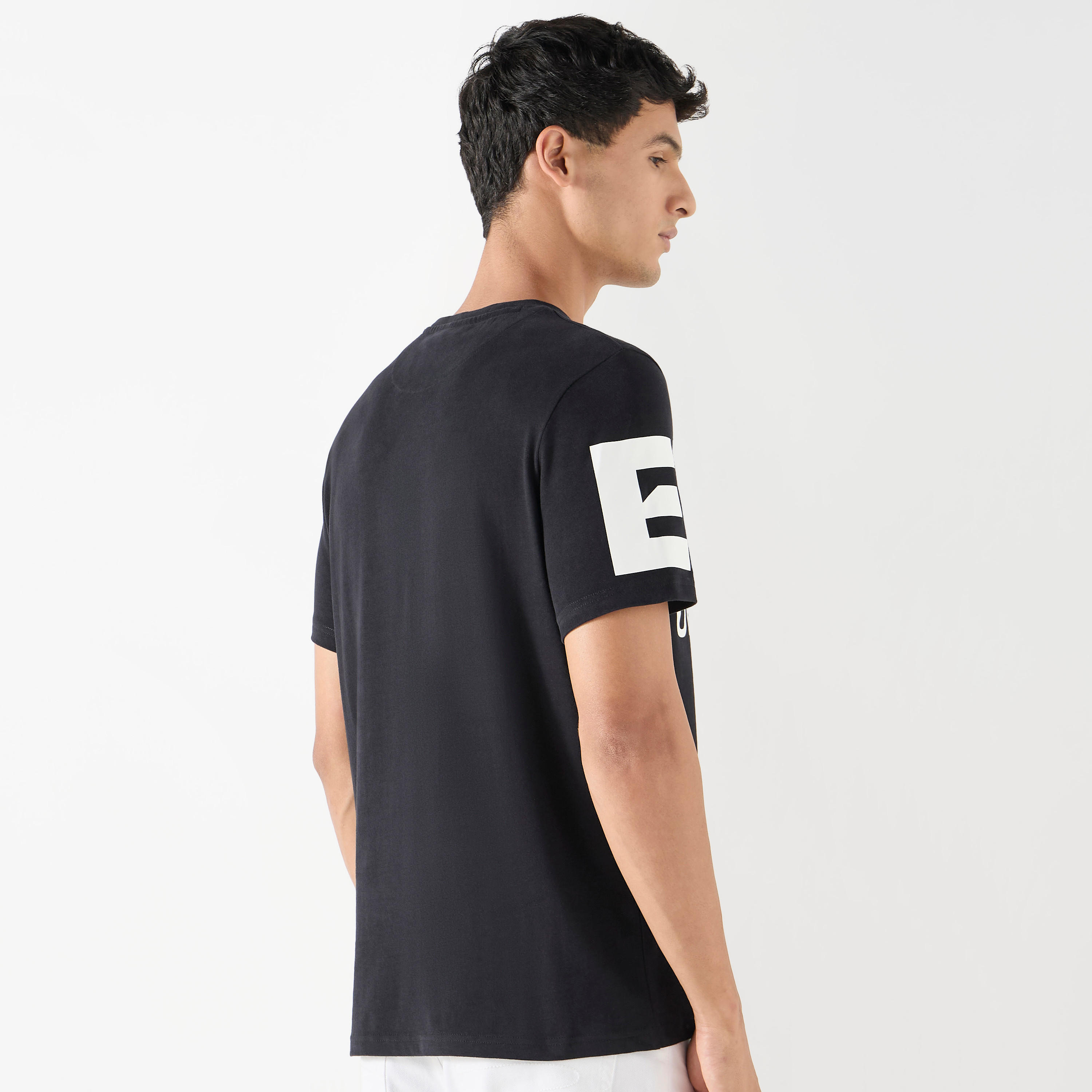 تيشيرت بأكمام قصيرة وياقة ضيقة وطبعات شعار من إيكو أنليمتد-men-clothing-tshirtsandpolos-tshirts-image-3