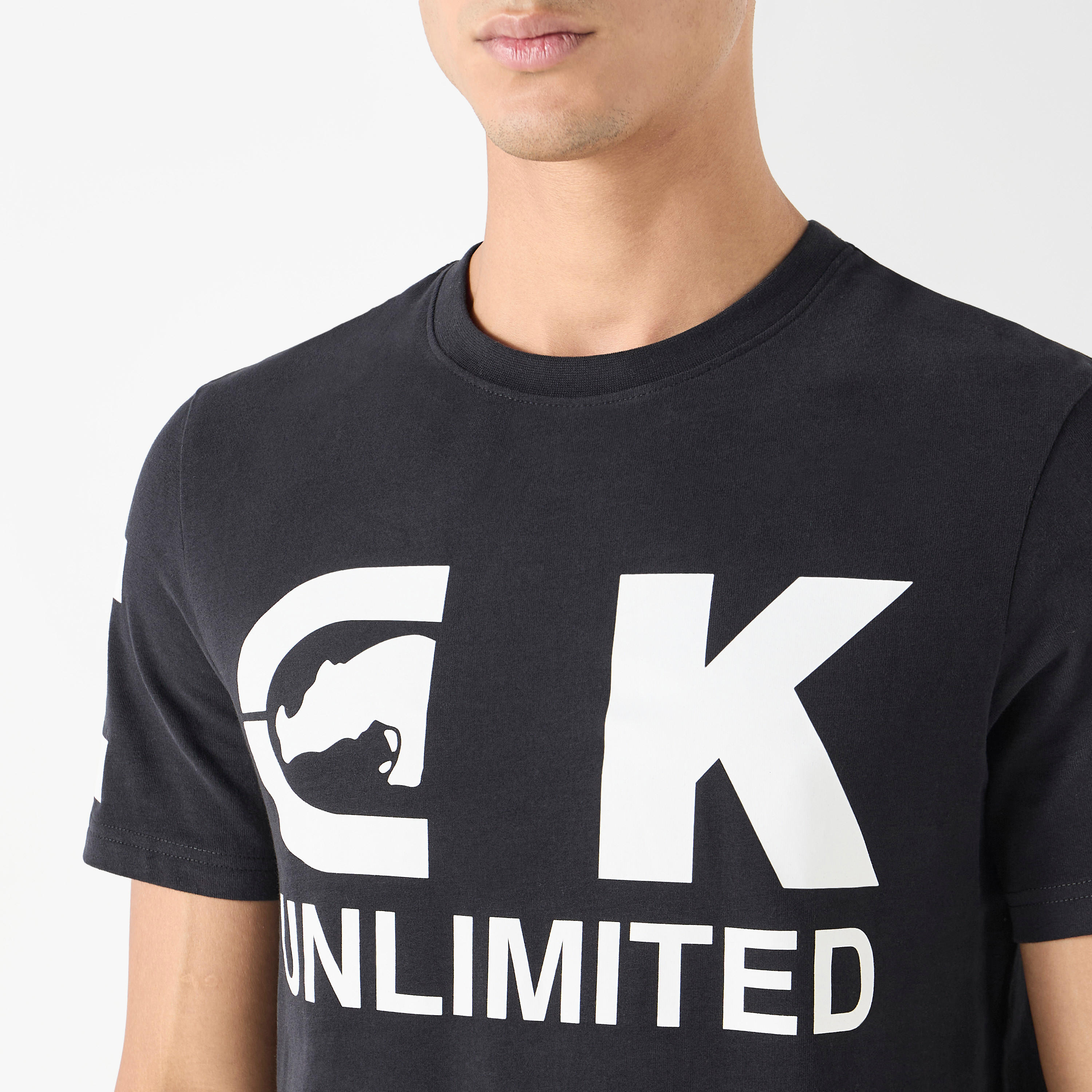 تيشيرت بأكمام قصيرة وياقة ضيقة وطبعات شعار من إيكو أنليمتد-men-clothing-tshirtsandpolos-tshirts-image-4