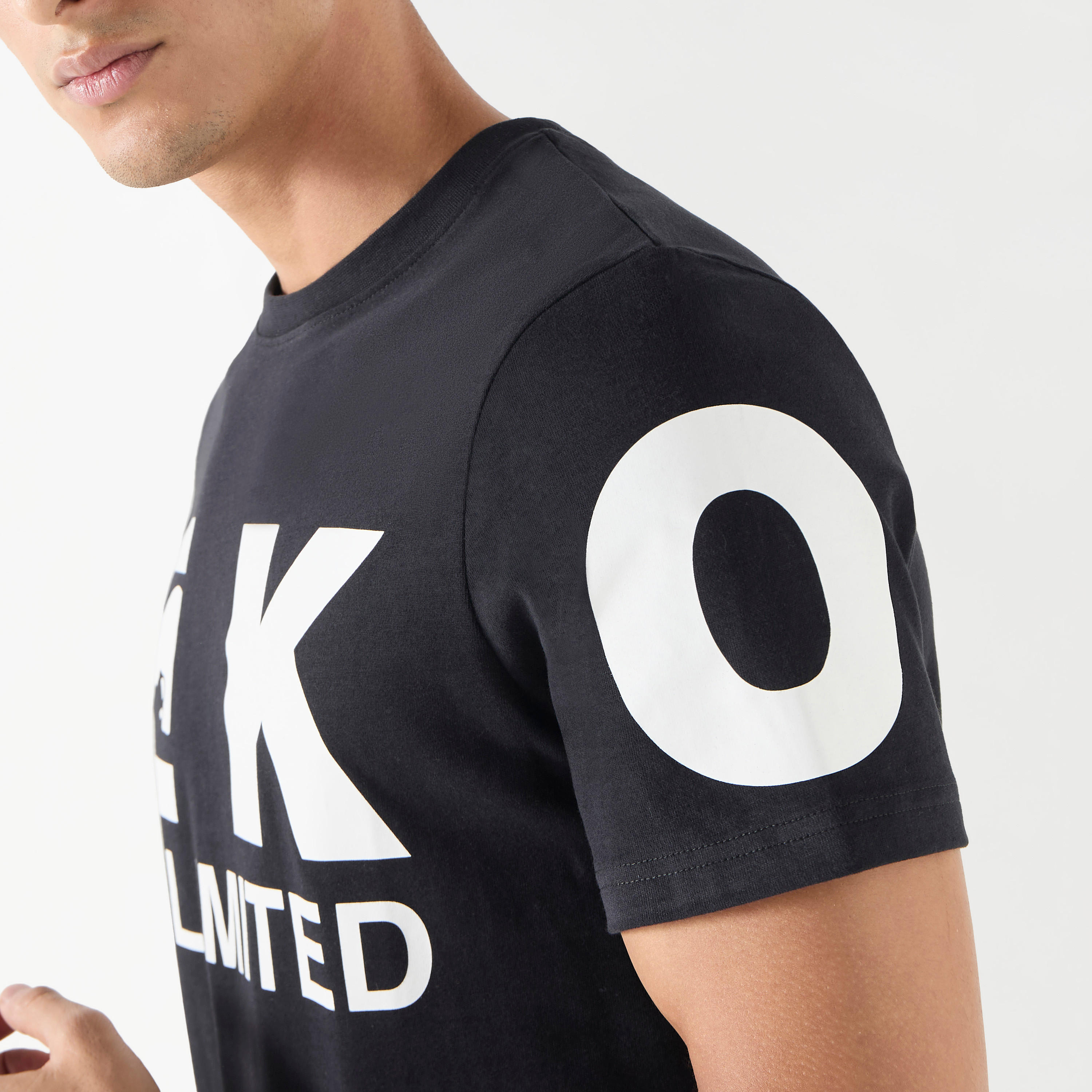 تيشيرت بأكمام قصيرة وياقة ضيقة وطبعات شعار من إيكو أنليمتد-men-clothing-tshirtsandpolos-tshirts-image-5