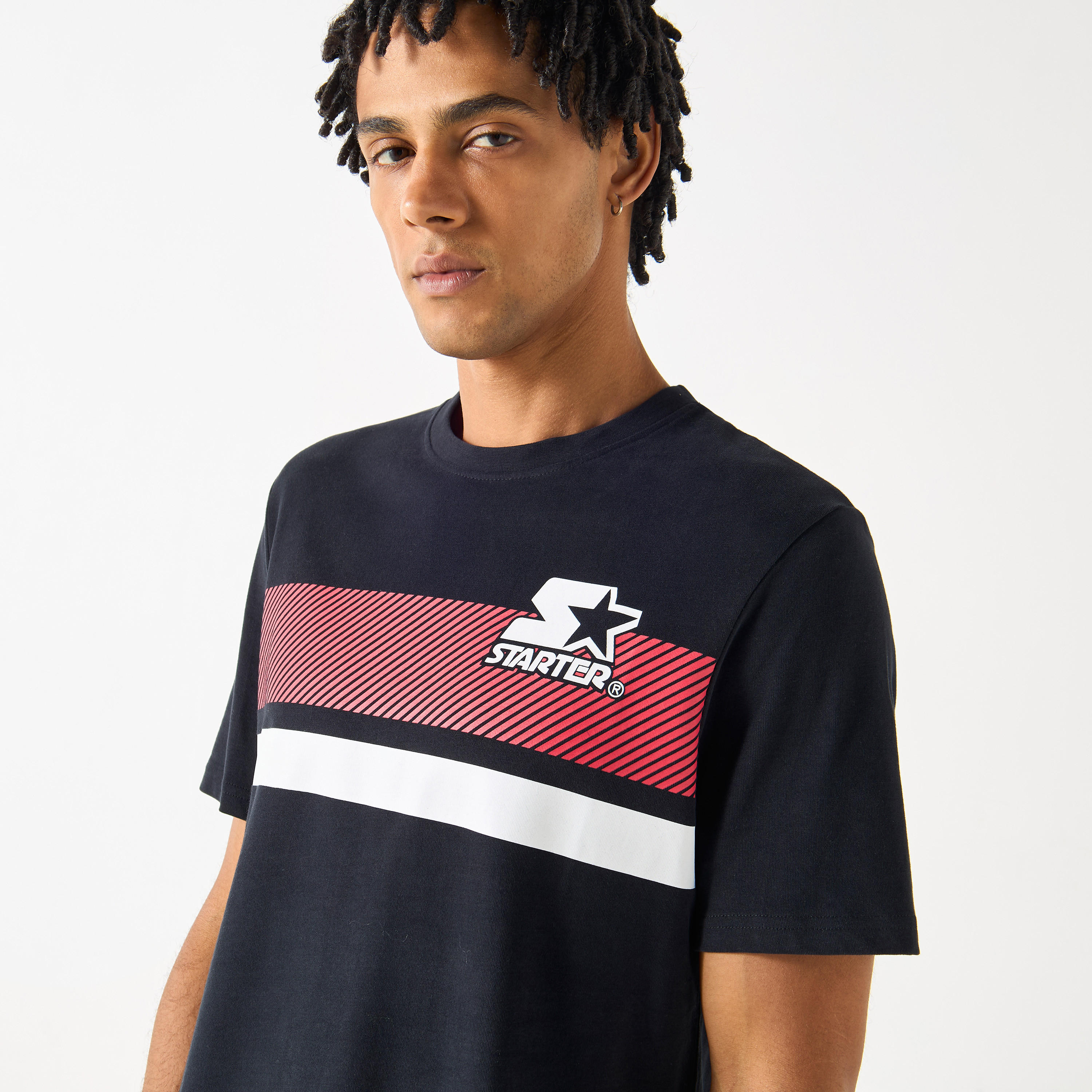 تيشيرت بطبعات وياقة ضيقة وأكمام قصيرة من ستارتر-men-clothing-tshirtsandpolos-tshirts-image-4