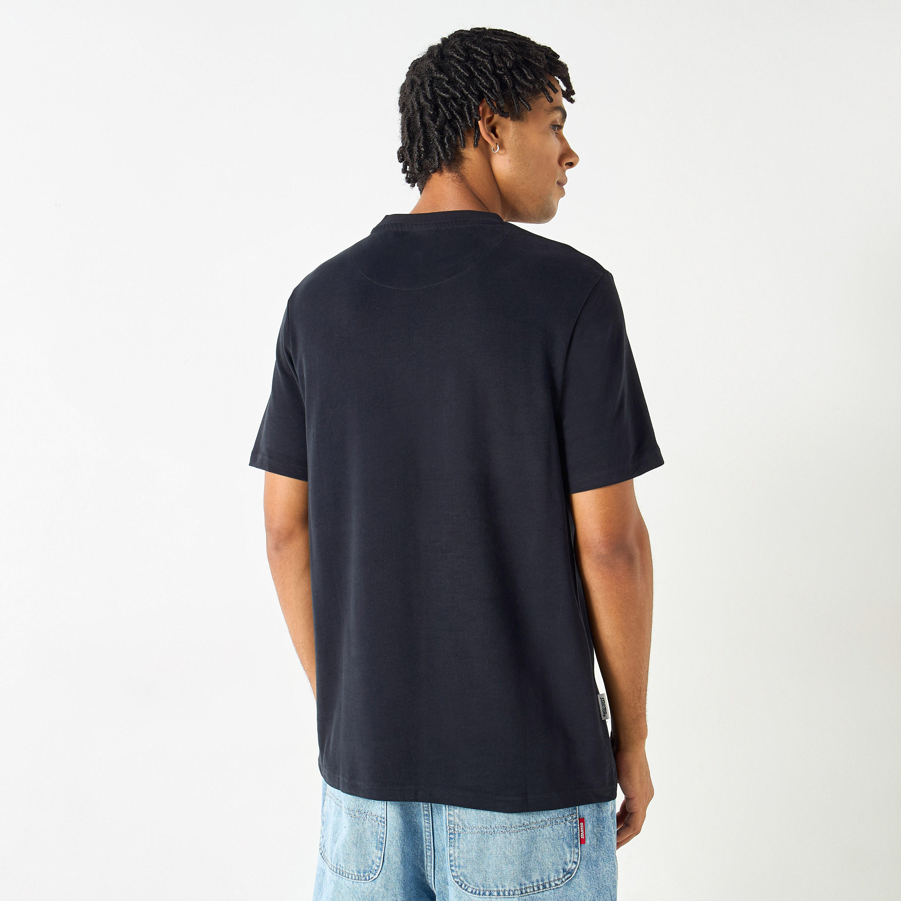 تيشيرت بطبعات وياقة ضيقة وأكمام قصيرة من ستارتر-men-clothing-tshirtsandpolos-tshirts-image-3