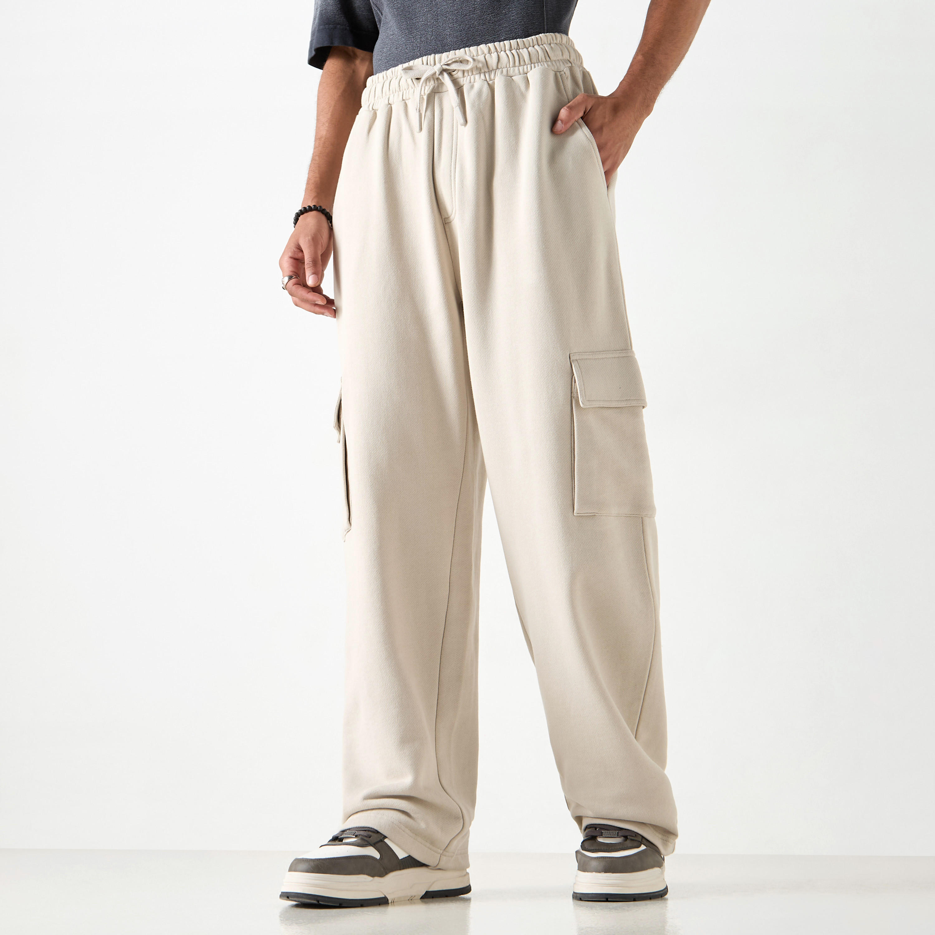 بنطلون رياضي سادة بقصّة عادية مع خصر مرن وجيوب-men-clothing-bottoms-joggers-image-1