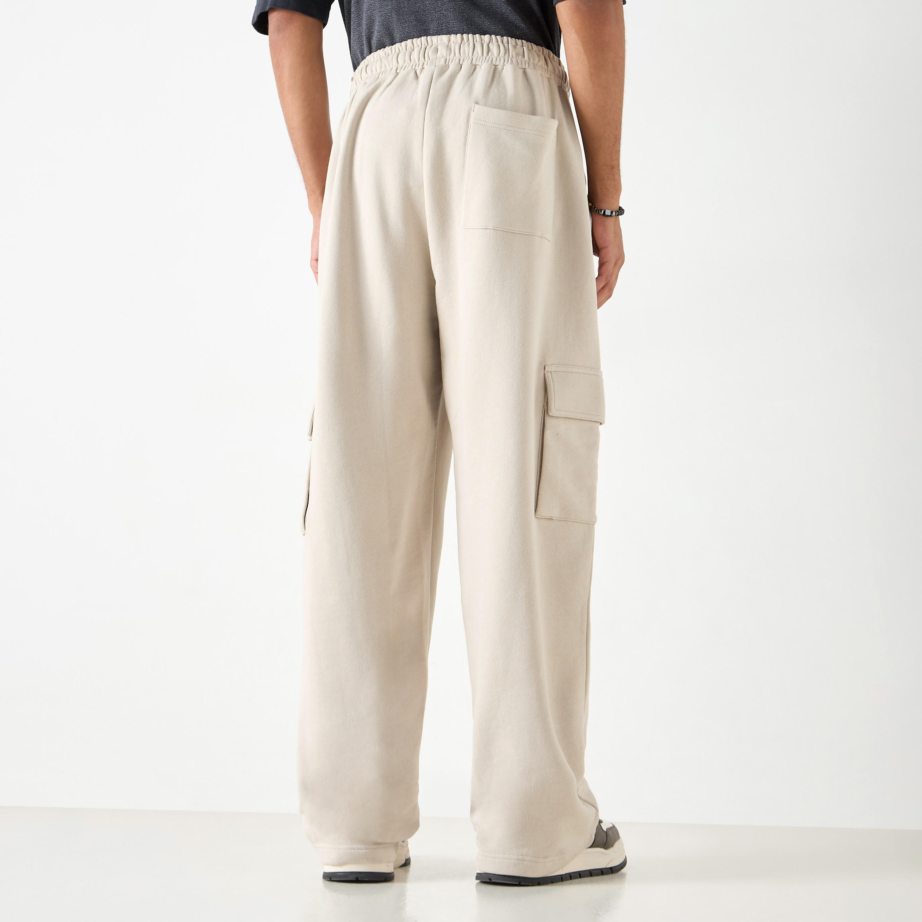بنطلون رياضي سادة بقصّة عادية مع خصر مرن وجيوب-men-clothing-bottoms-joggers-image-3