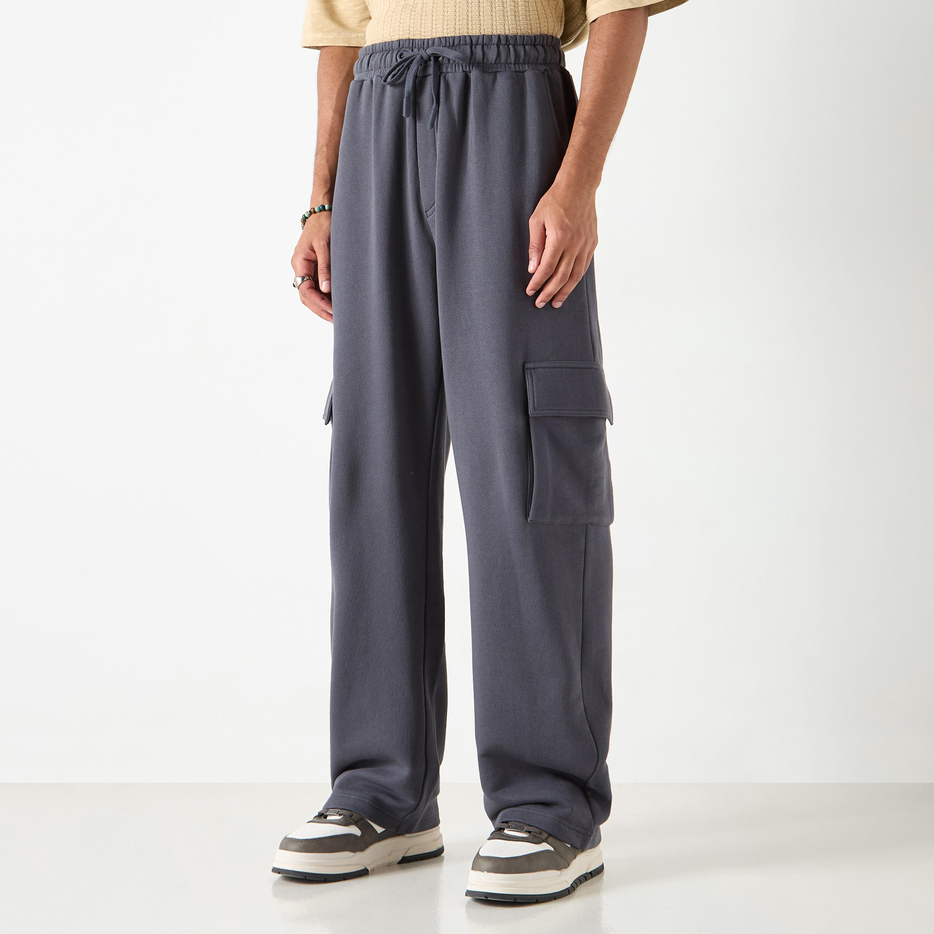بنطلون رياضي سادة بقصّة عادية مع خصر مرن وجيوب-men-clothing-bottoms-joggers-image-13