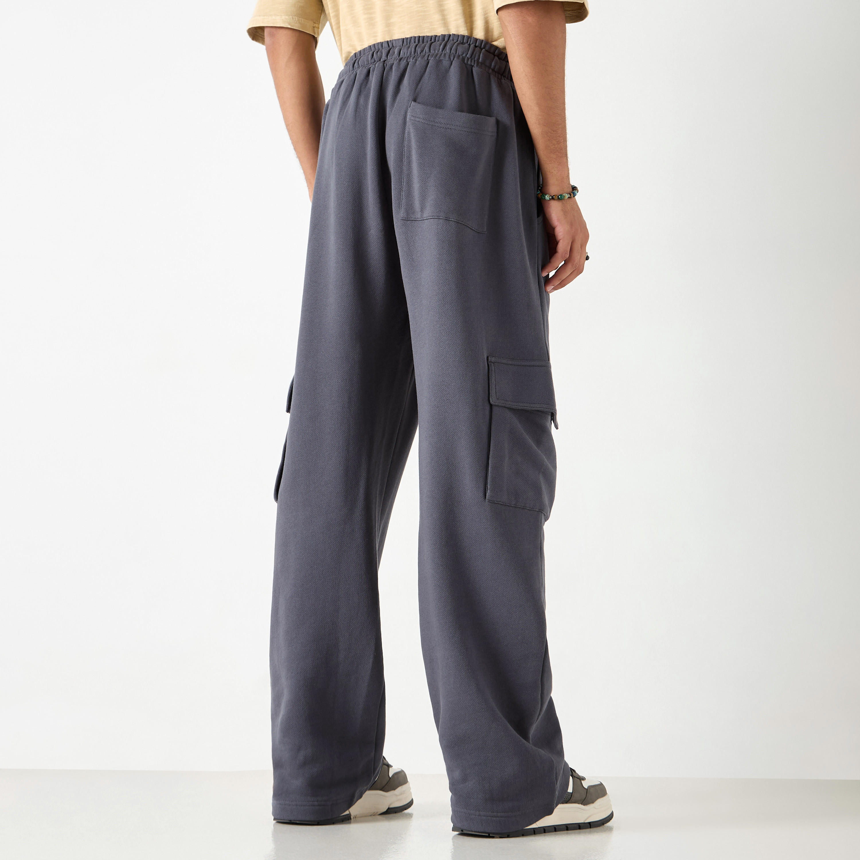 بنطلون رياضي سادة بقصّة عادية مع خصر مرن وجيوب-men-clothing-bottoms-joggers-image-15