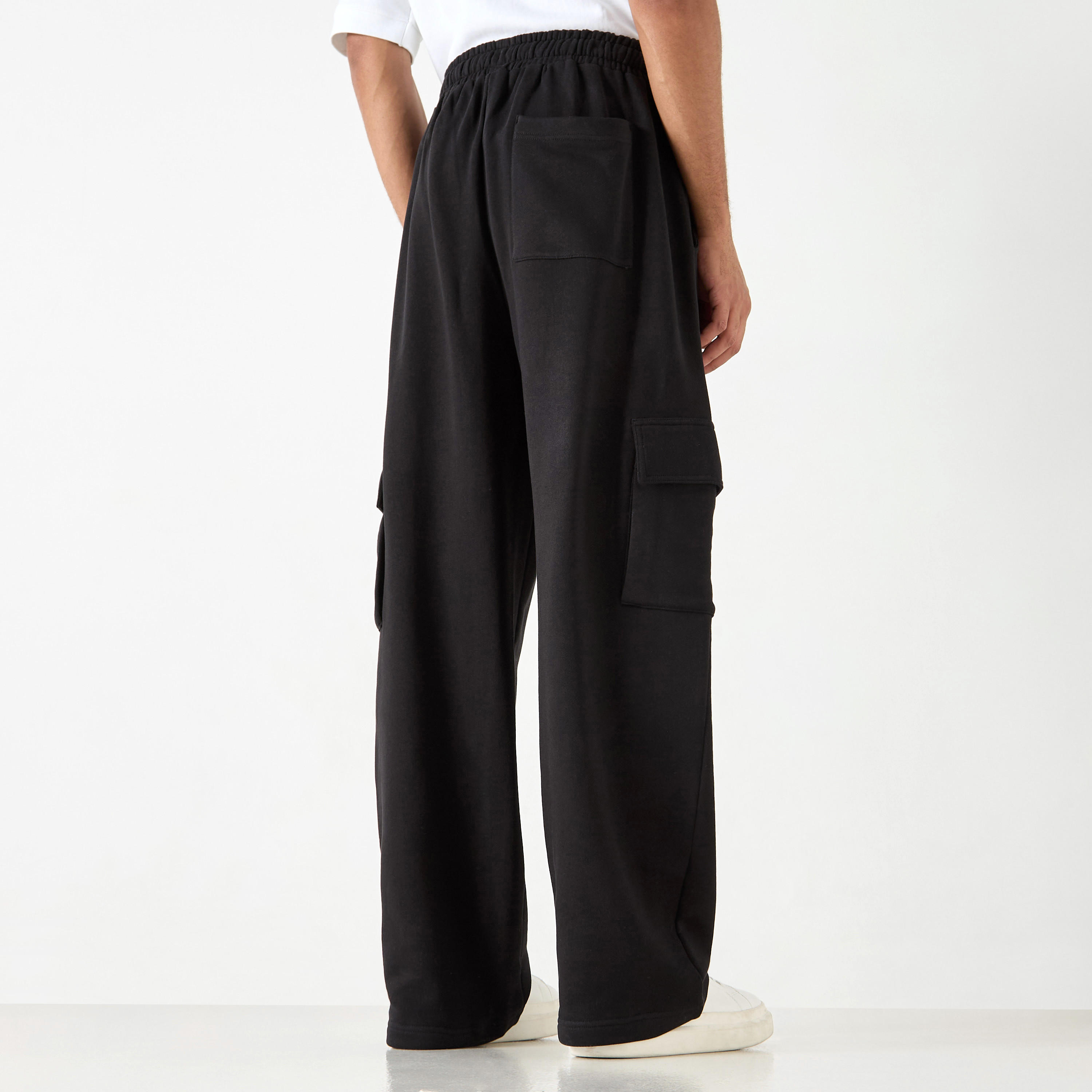 بنطلون رياضي سادة بقصّة عادية مع خصر مرن وجيوب-men-clothing-bottoms-joggers-image-11