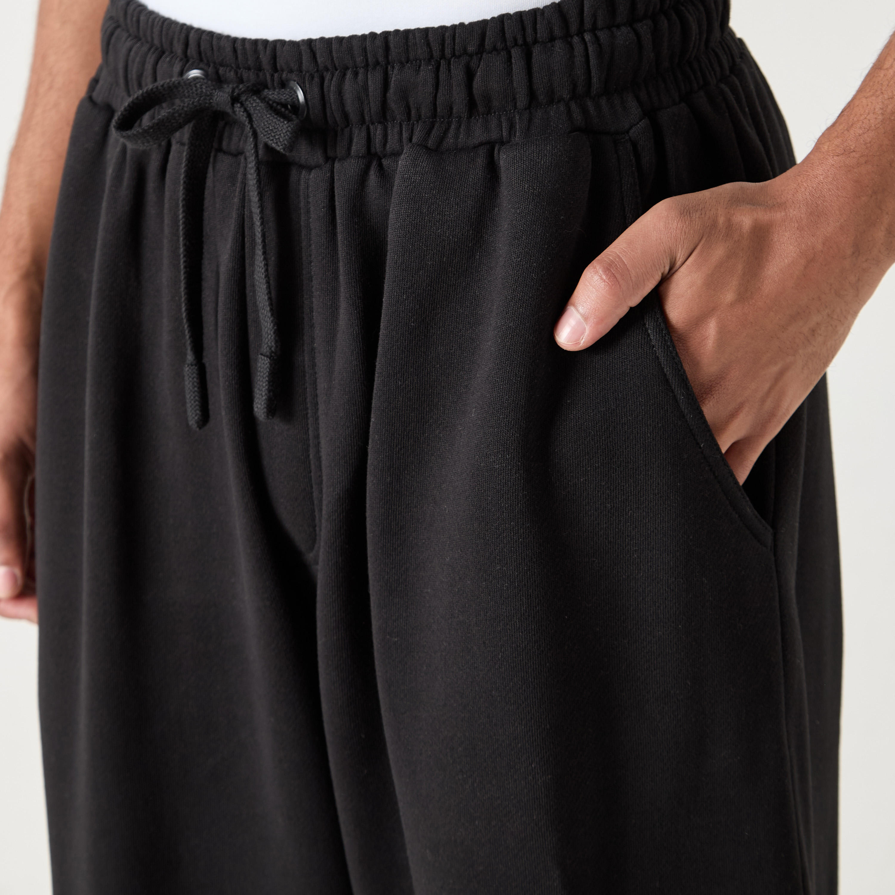 بنطلون رياضي سادة بقصّة عادية مع خصر مرن وجيوب-men-clothing-bottoms-joggers-image-12