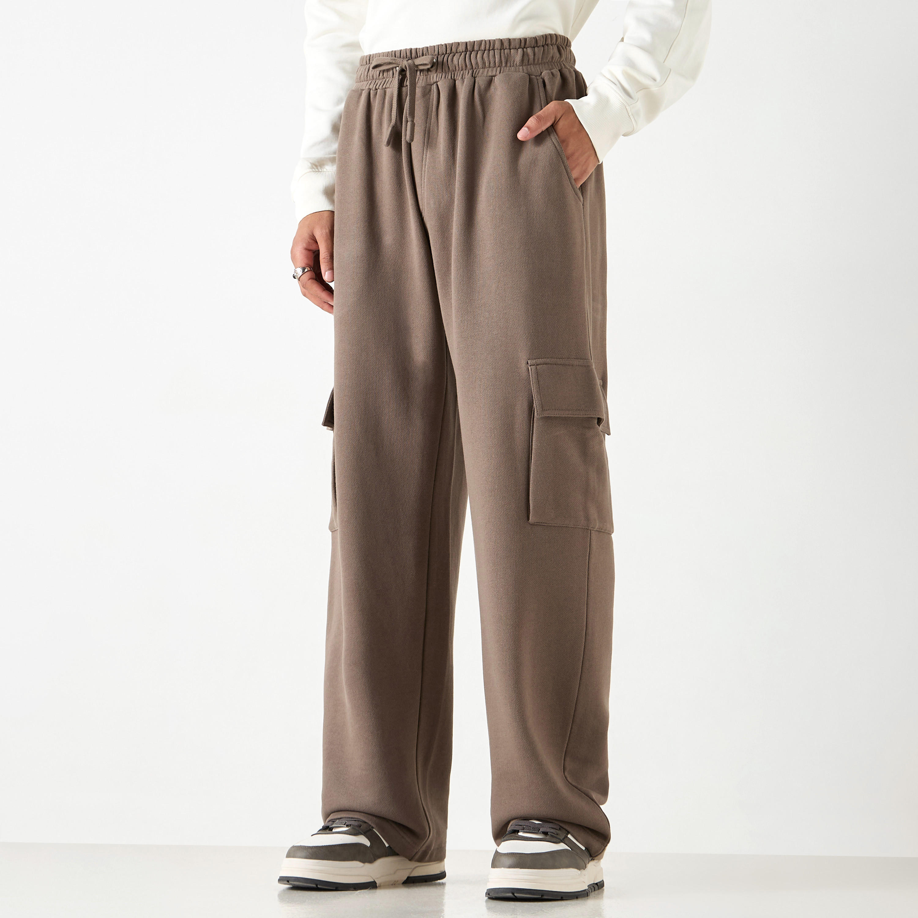 بنطلون رياضي سادة بقصّة عادية مع خصر مرن وجيوب-men-clothing-bottoms-joggers-image-5