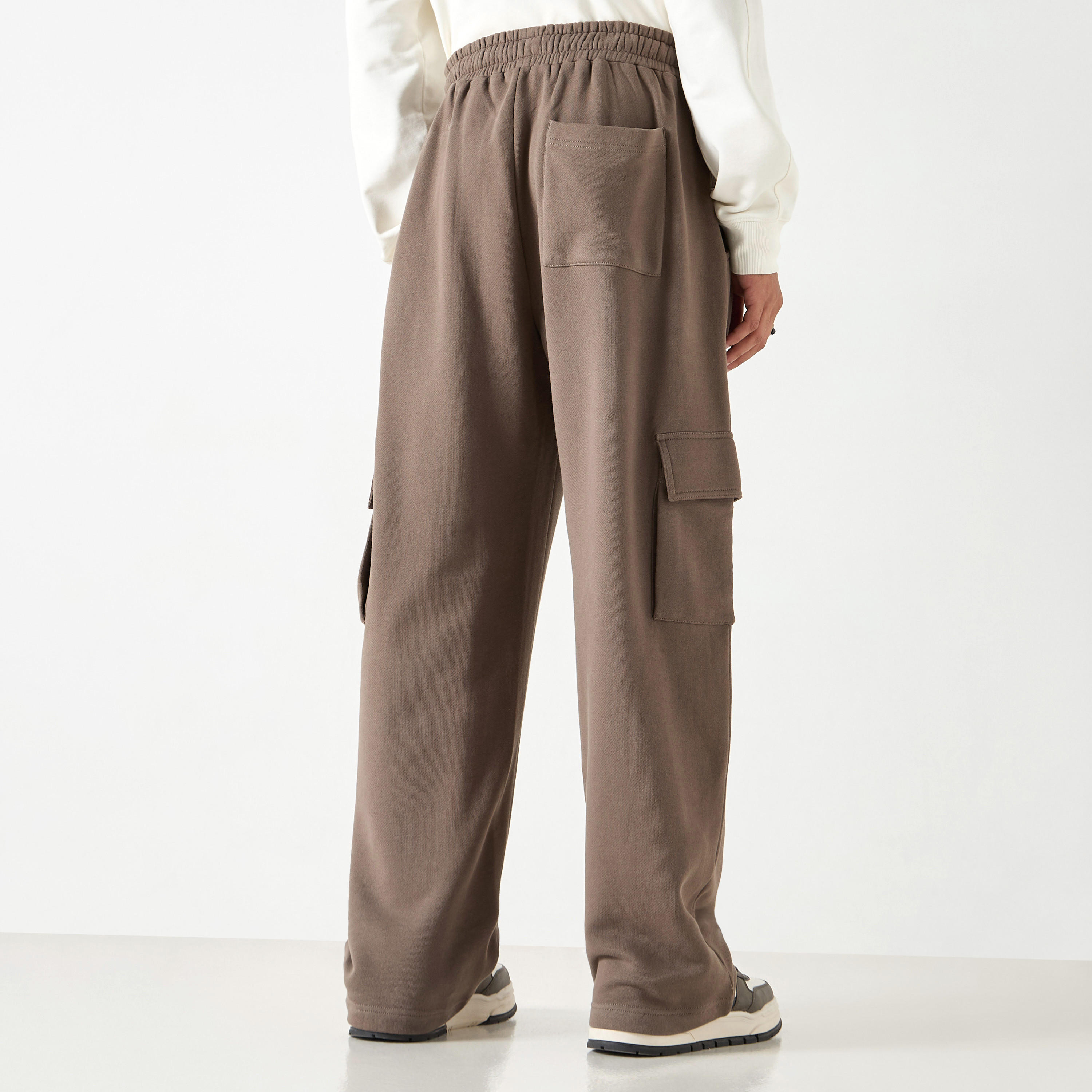بنطلون رياضي سادة بقصّة عادية مع خصر مرن وجيوب-men-clothing-bottoms-joggers-image-7