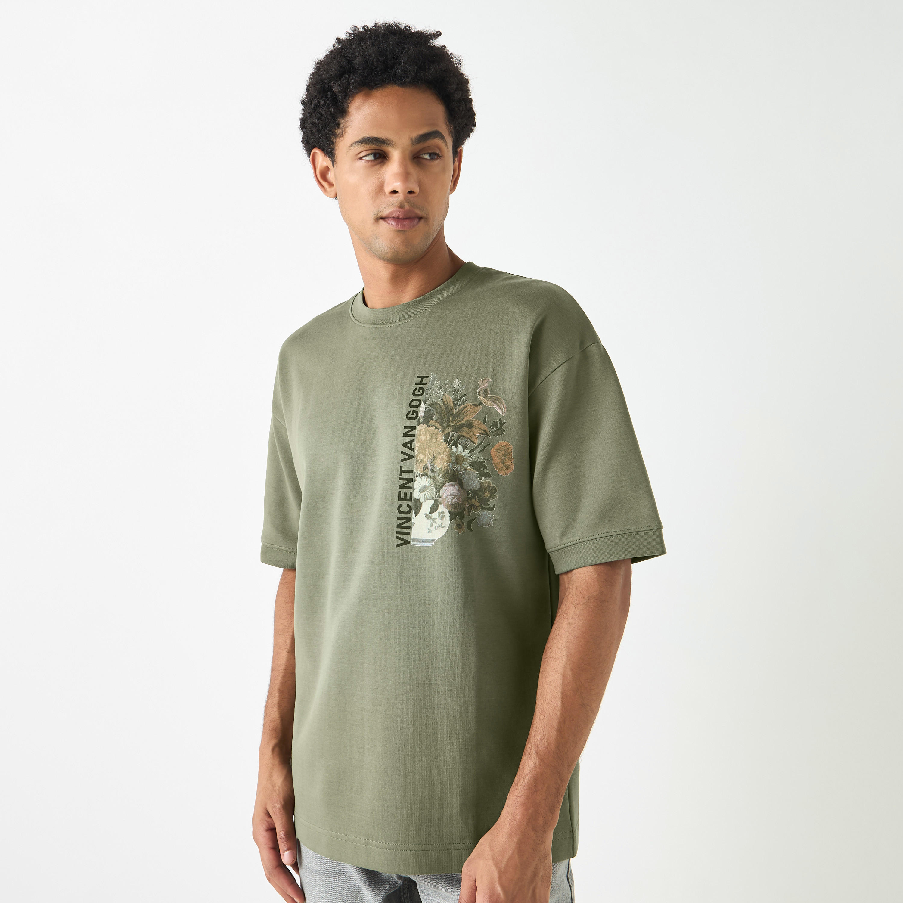 تيشيرت بياقة ضيقة وأكمام قصيرة وطبعات-men-clothing-tshirtsandpolos-tshirts-image-3