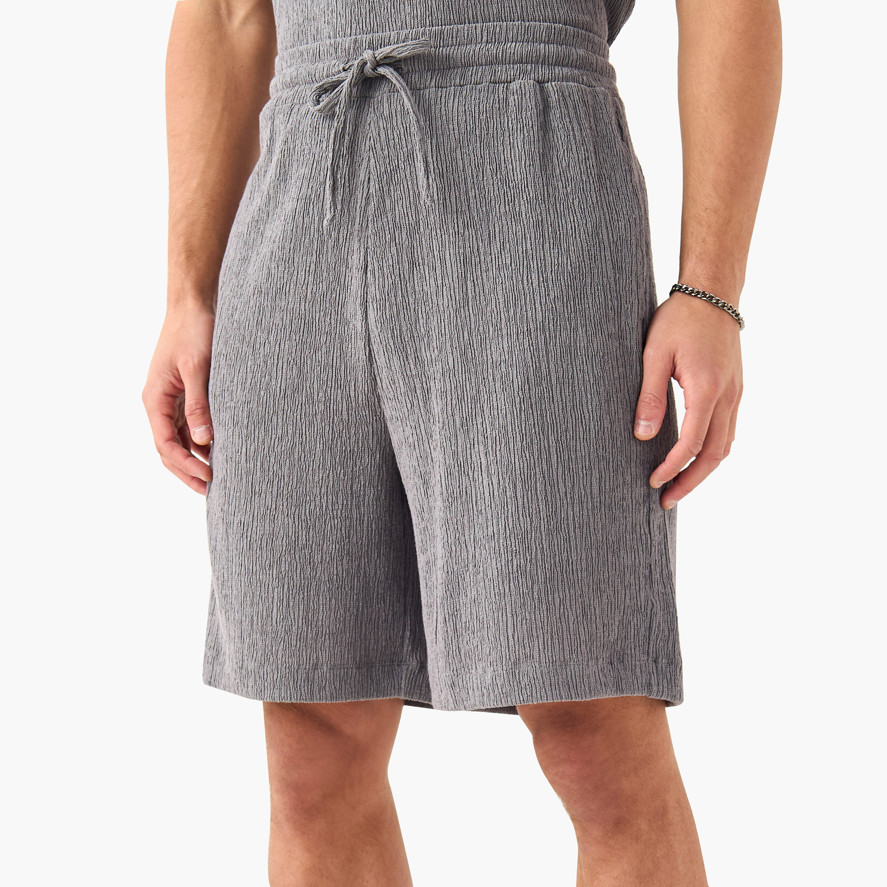 شورت بخصر مرن بارز الملمس مع جيوب-men-clothing-bottoms-shorts-image-1