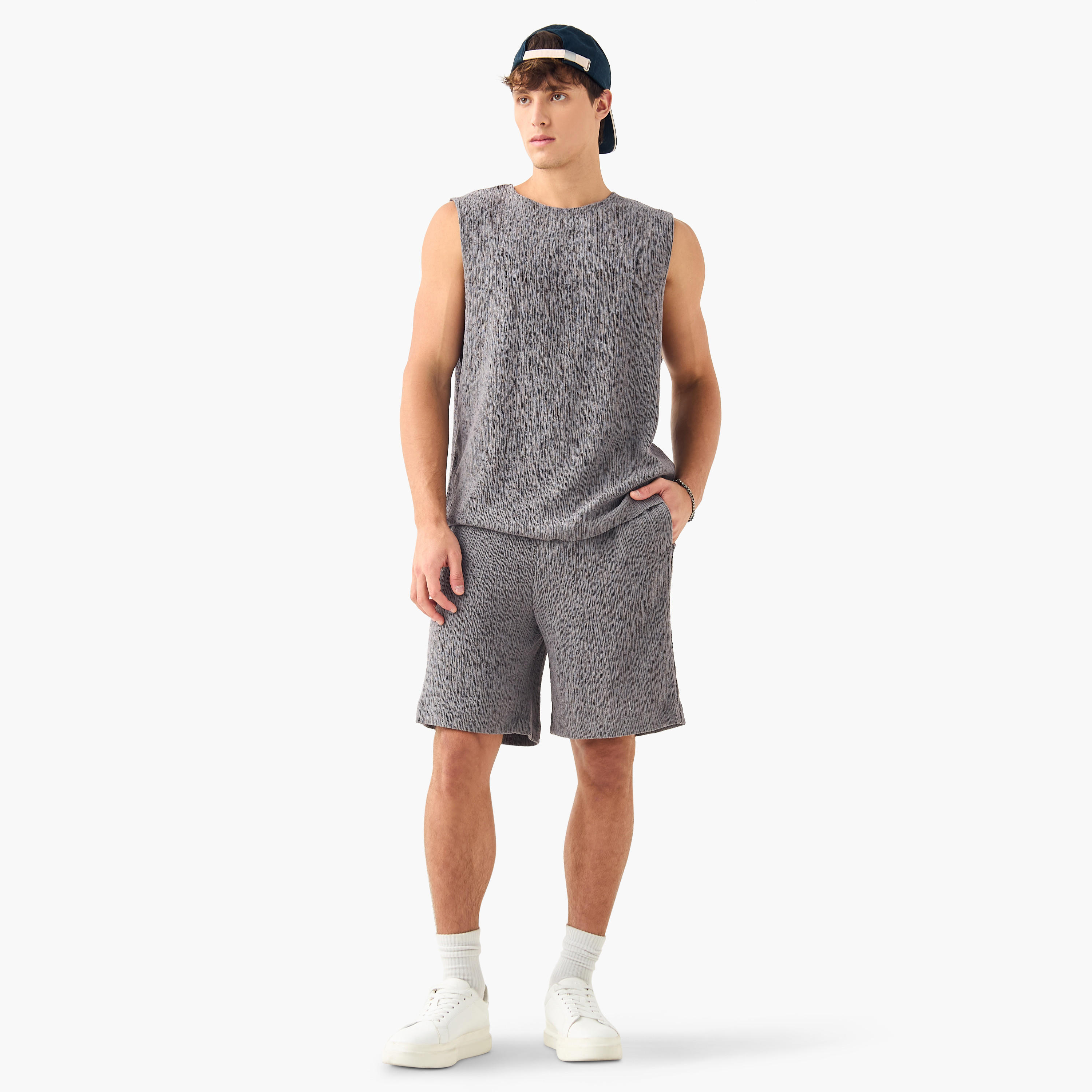 شورت بخصر مرن بارز الملمس مع جيوب-men-clothing-bottoms-shorts-image-2
