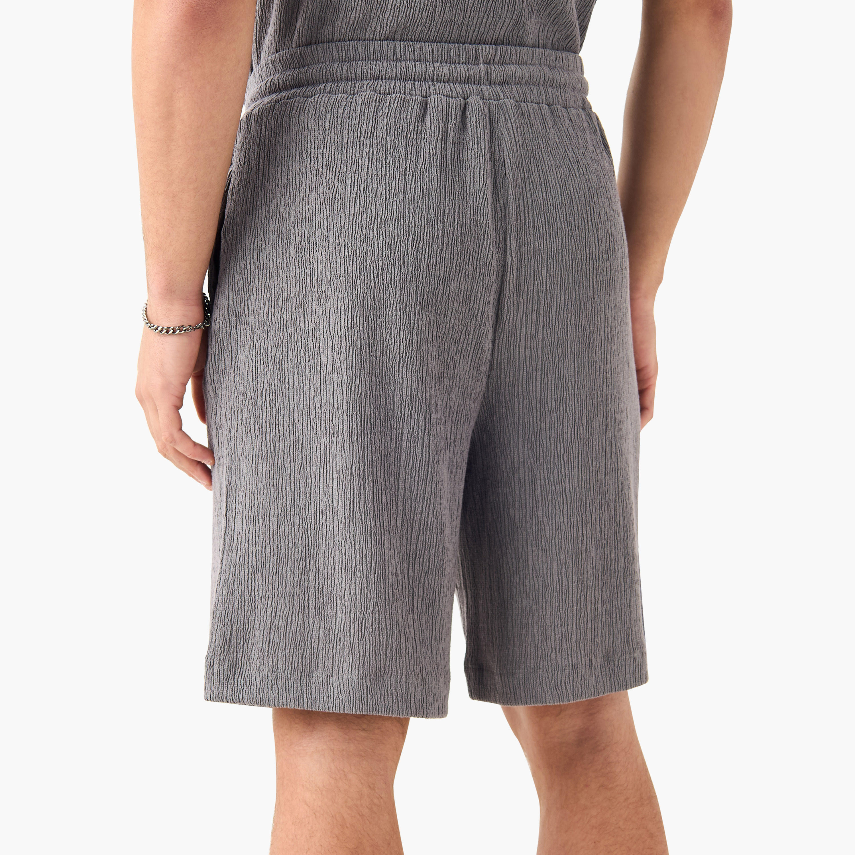 شورت بخصر مرن بارز الملمس مع جيوب-men-clothing-bottoms-shorts-image-3
